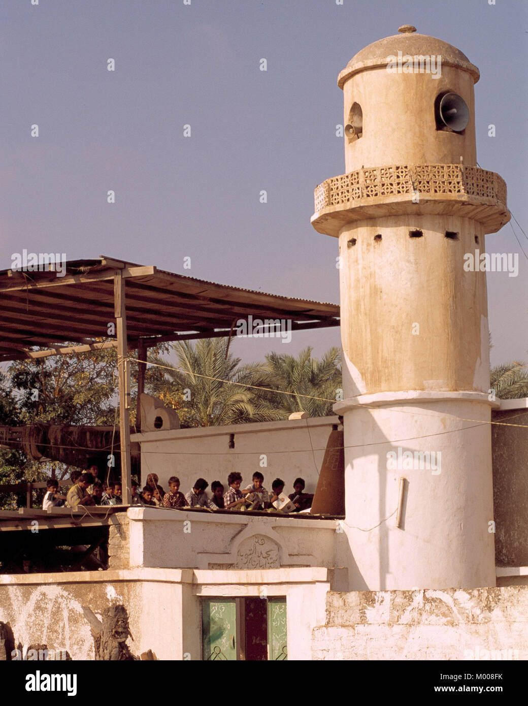 L'école islamique sur le toit d'une mosquée au Yémen Banque D'Images
