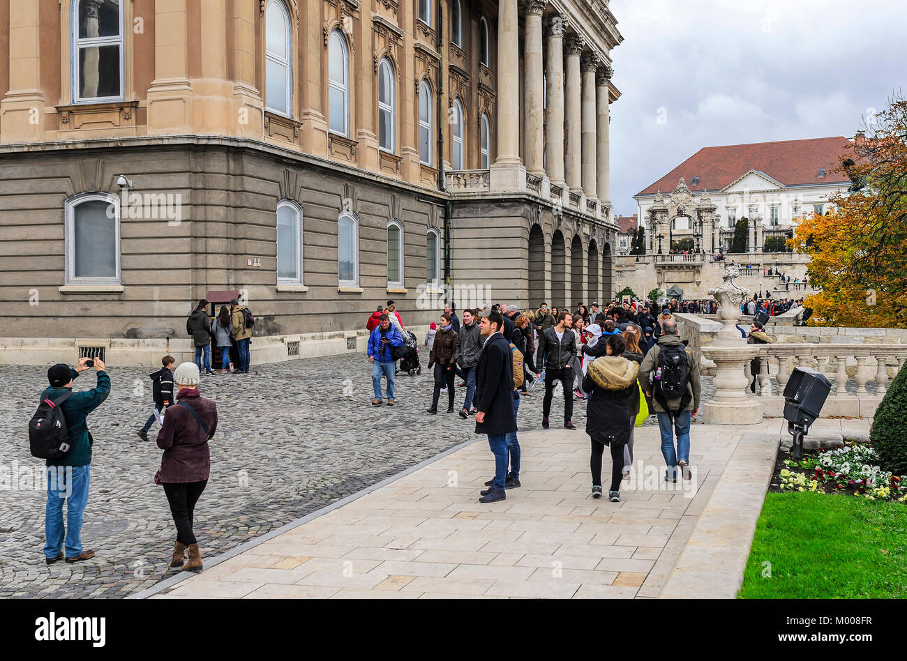 Les touristes sur une plate-forme d'observation du Palais Royal de Budapest. Banque D'Images