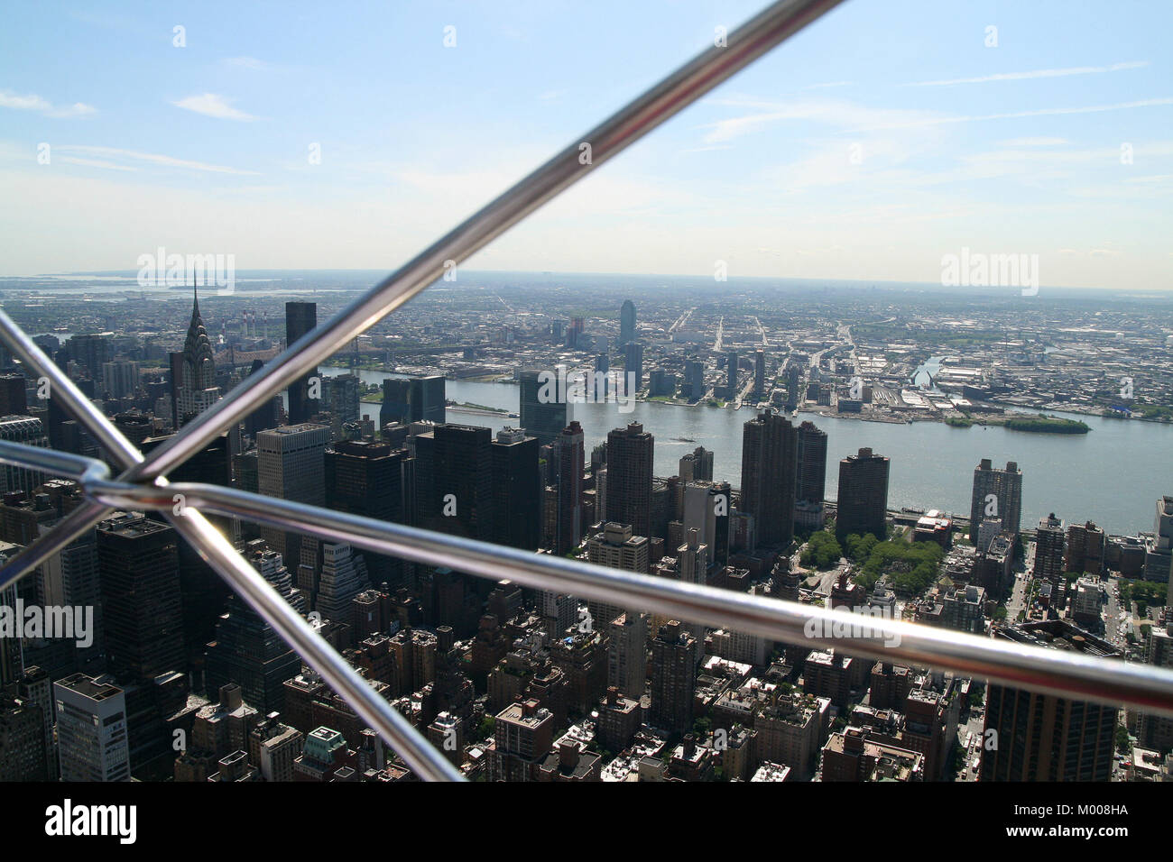 Vue aérienne de New York avec le Chrysler Building à côté du bâtiment de Calyon et d'autres avec River de l'Empire State Building, New York Sta Banque D'Images