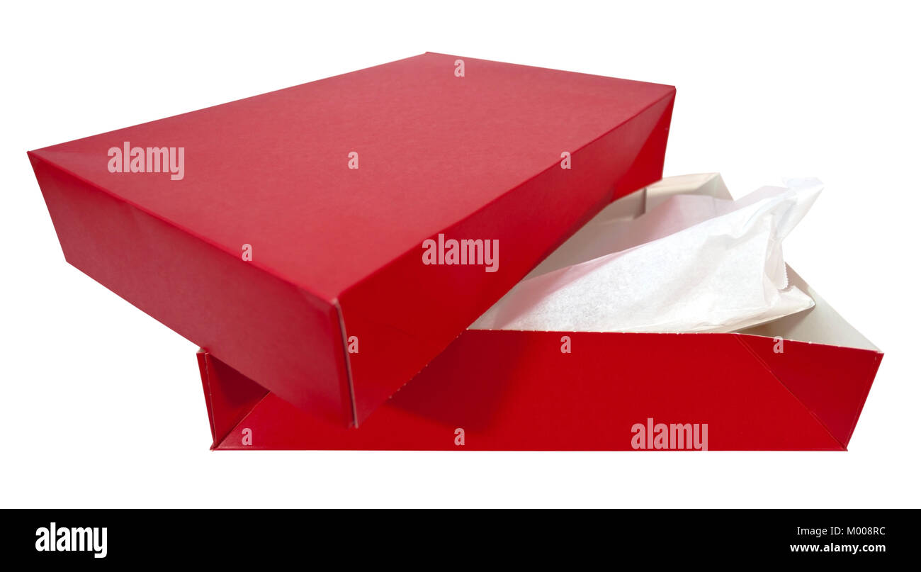 Boîte cadeau rouge fermé isolés avec du papier absorbant et le couvercle de travers. Banque D'Images