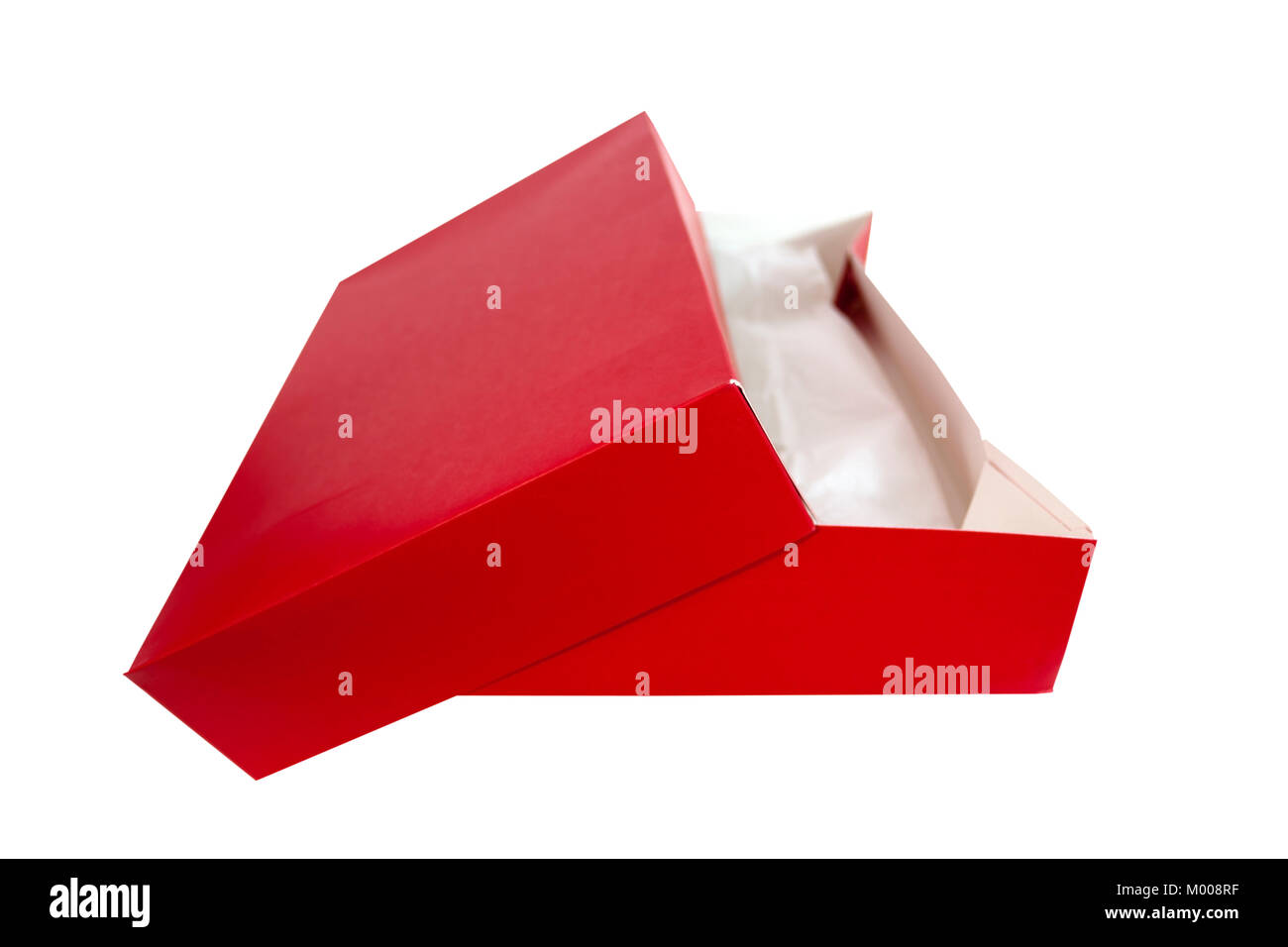 Boîte cadeau rouge fermé isolés avec du papier absorbant et le couvercle de travers. Banque D'Images
