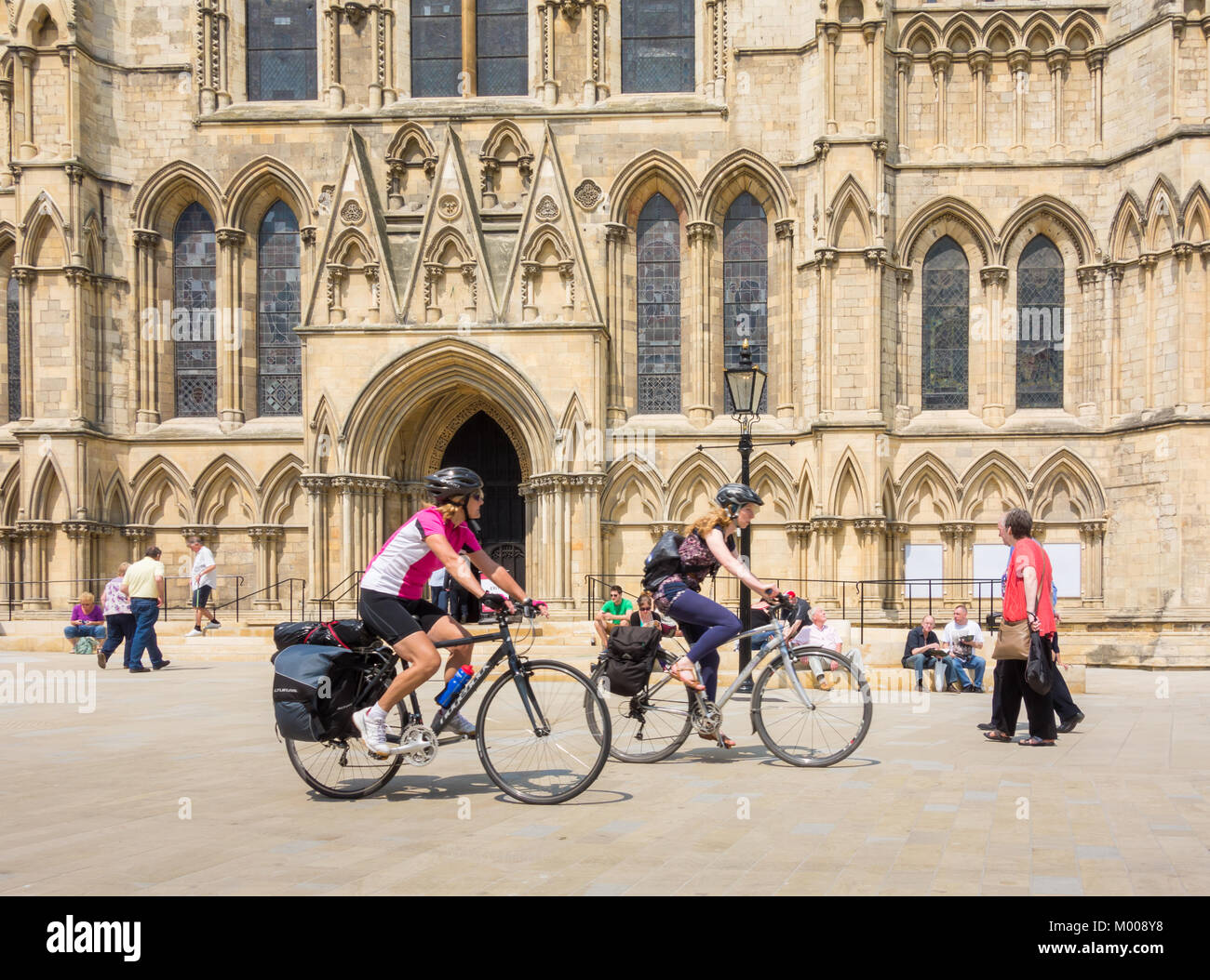 Les cyclistes à l'extérieur de la cathédrale de York. York, Yorkshire. L'Angleterre. UK Banque D'Images