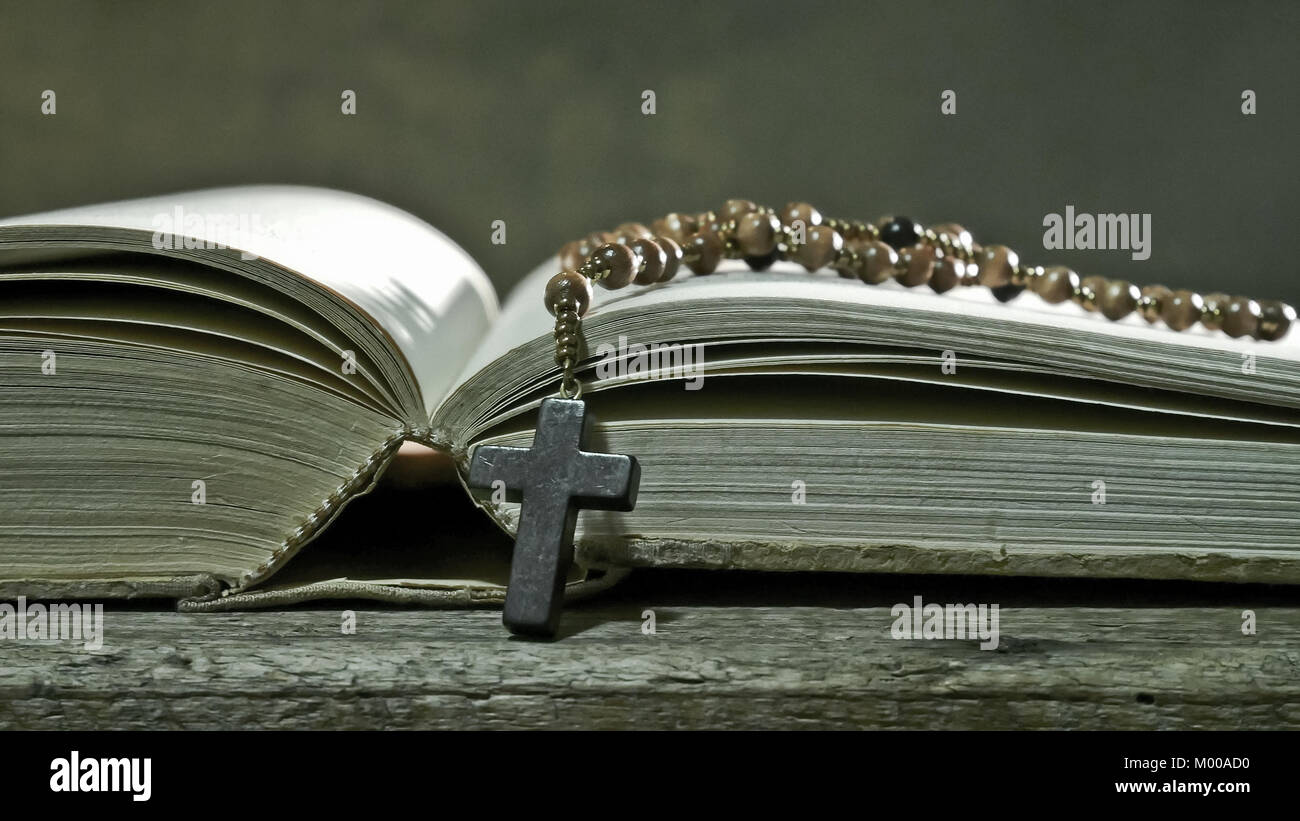 Livre ouvert avec chapelet sur l'ancienne Table Banque D'Images