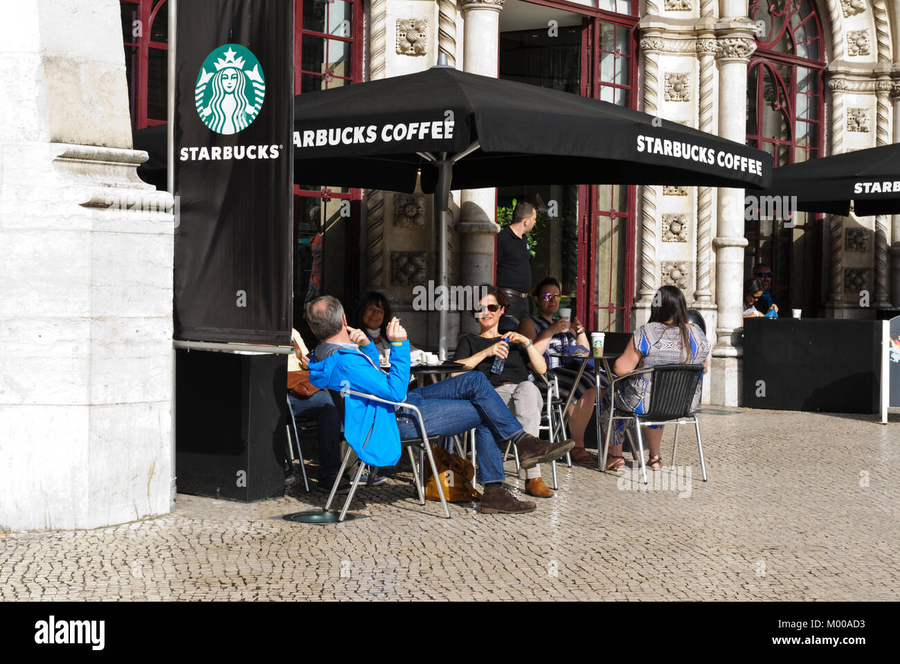 Les gens à l'extérieur de détente Starbucks Cafe, Lisbonne, Portugal Banque D'Images
