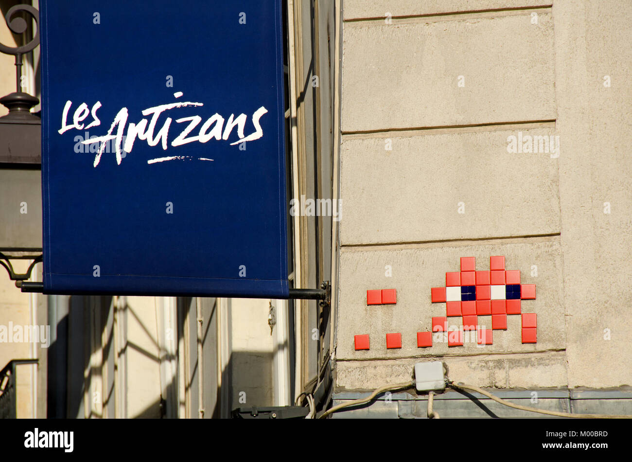 Paris, France. Street Art Par urbain mosaïque "Invader" (anonyme, artiste urbain français b1969) sur les Artizans restaurant, 30 rue de Montorgueil Banque D'Images