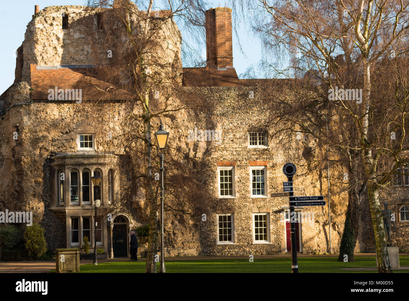 Plus tard une maison d'époque construite au sein de l'ancienne abbaye ruines. Bury St Edmunds, Suffolk, East Anglia, Angleterre, Royaume-Uni. Banque D'Images