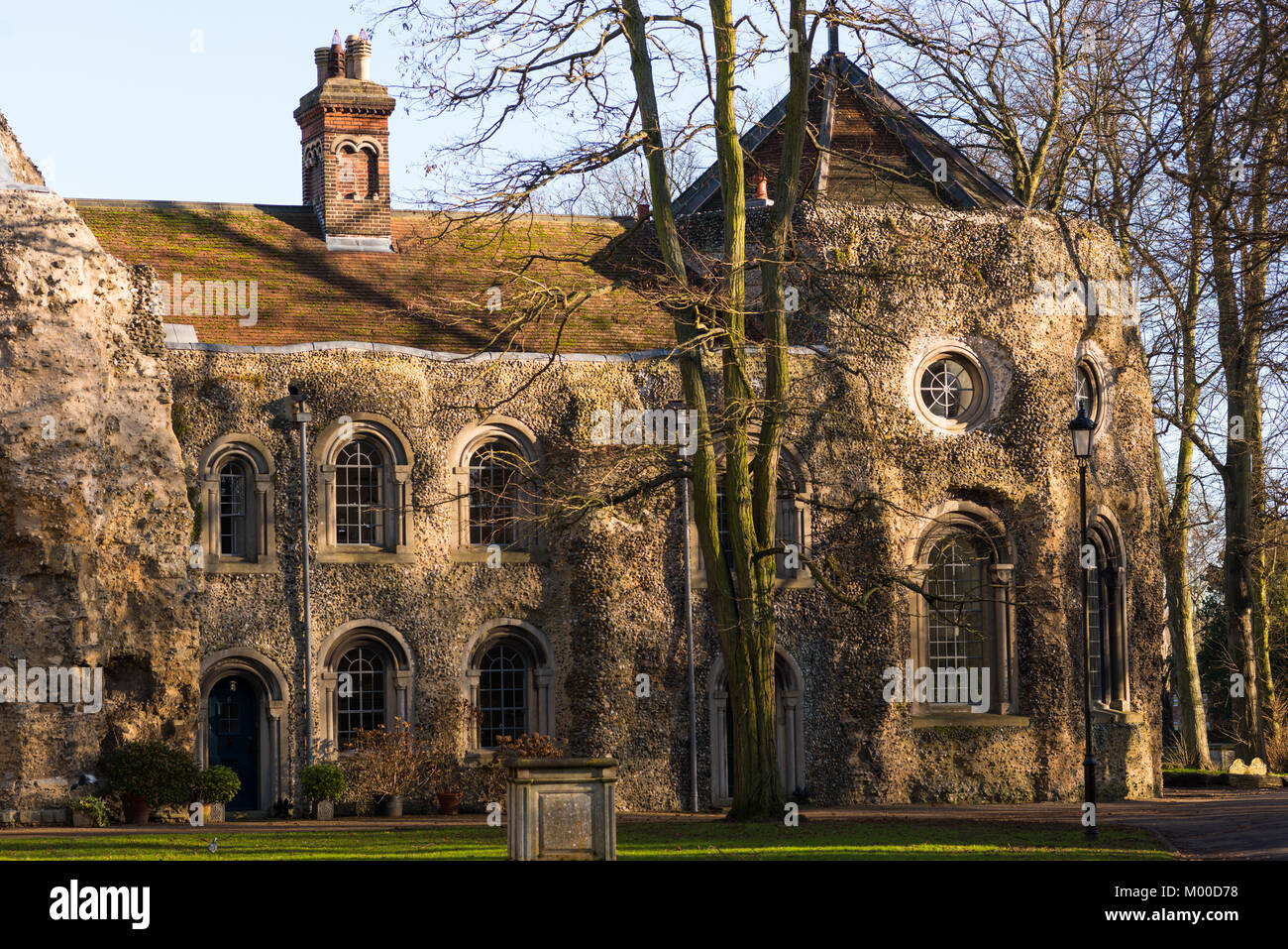 Plus tard une maison d'époque construite au sein de l'ancienne abbaye ruines. Bury St Edmunds, Suffolk, East Anglia, Angleterre, Royaume-Uni. Banque D'Images