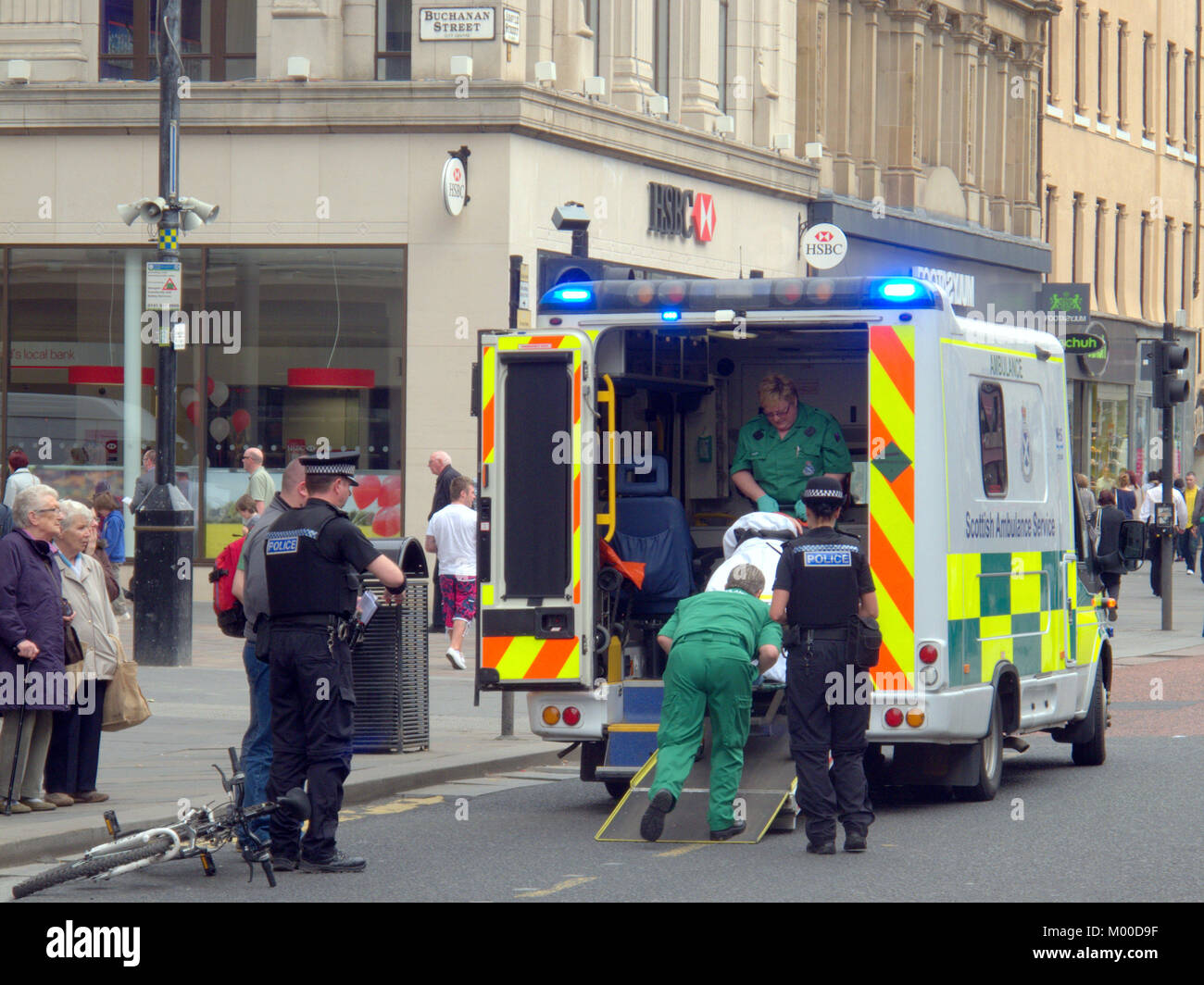 Location de vélo avec des cyclistes blessés mis en arrière de l'équipage de l'ambulance et de police présents sur Argyle Street Glasgow Banque D'Images