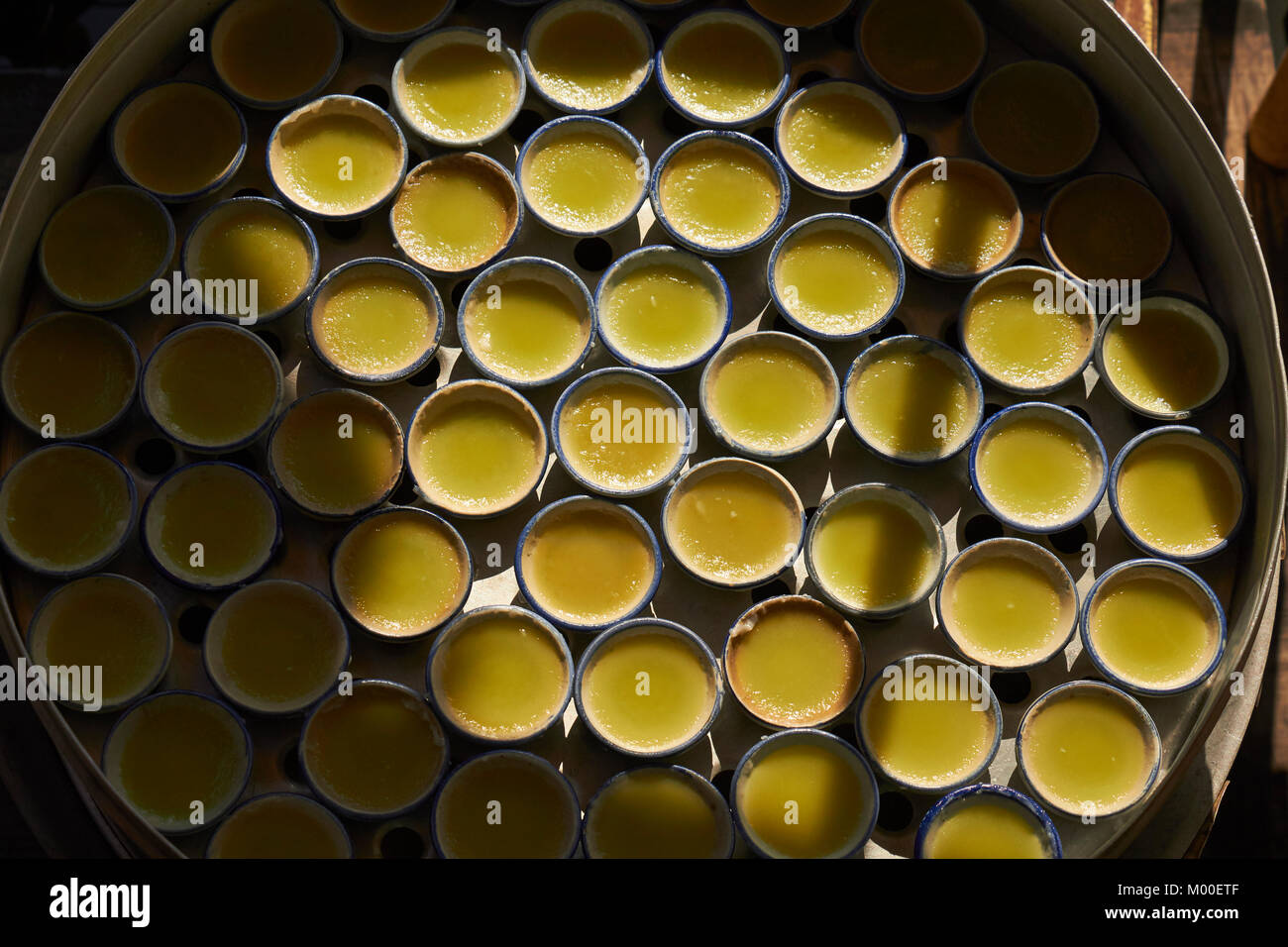 Les flans à la vapeur en vente à l'Taling Chan Floating Market, Bangkok, Thaïlande Banque D'Images