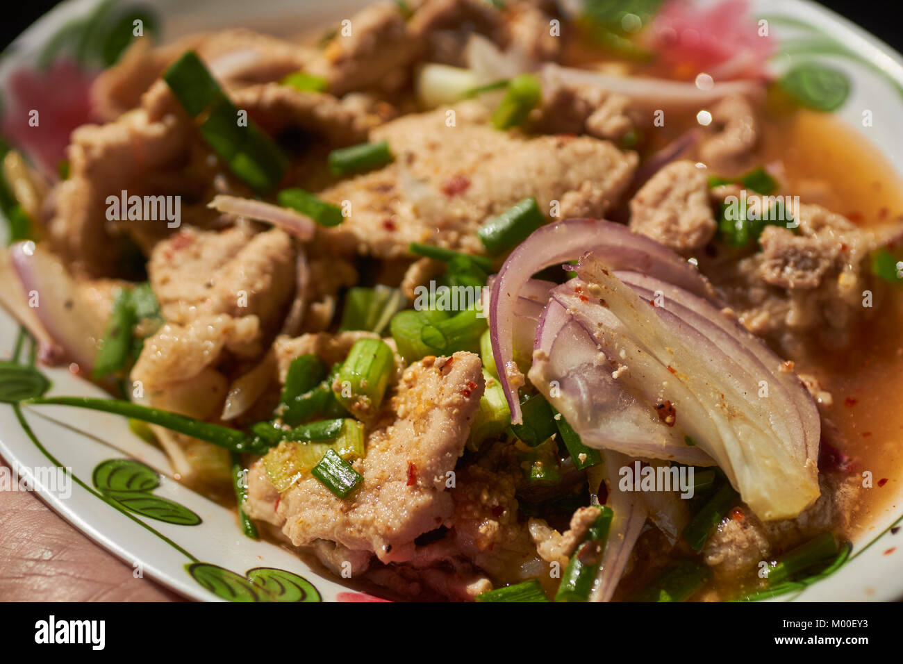 Poulet sauté avec des feuilles de basilic thaï, un classique. Banque D'Images