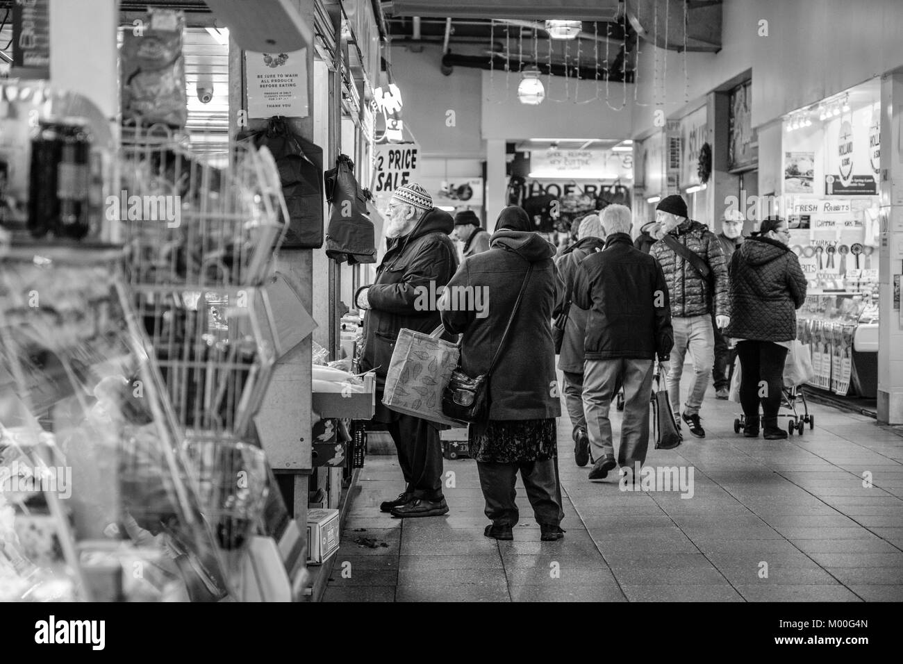 Les stalles et les acheteurs dans le centre commercial Oastler, John Street Market, Bradford, West Yorkshire, Angleterre. Banque D'Images