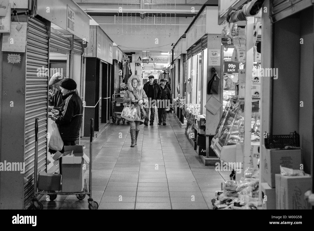 Les stalles et les acheteurs dans le centre commercial Oastler, John Street Market, Bradford, West Yorkshire, Angleterre. Banque D'Images