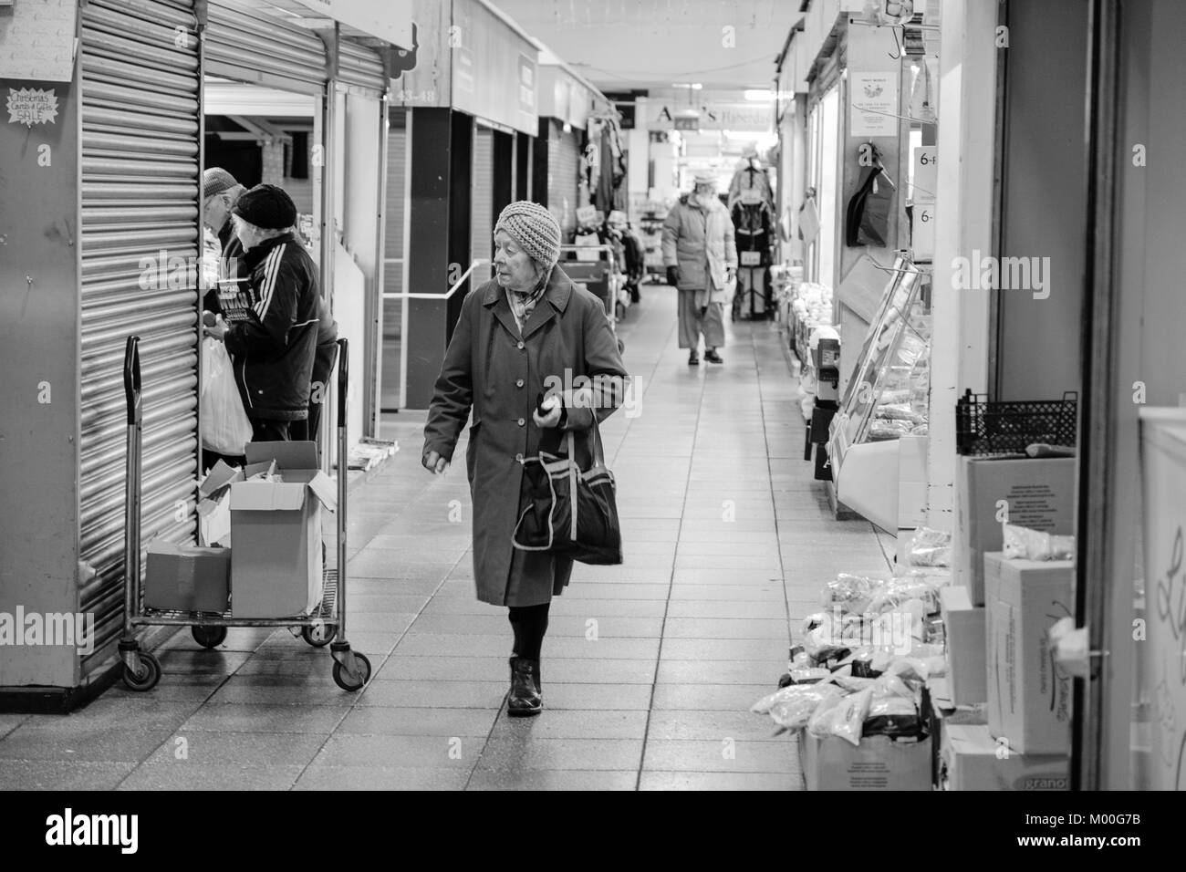 Les stalles et les acheteurs dans le centre commercial Oastler, John Street Market, Bradford, West Yorkshire, Angleterre. Banque D'Images