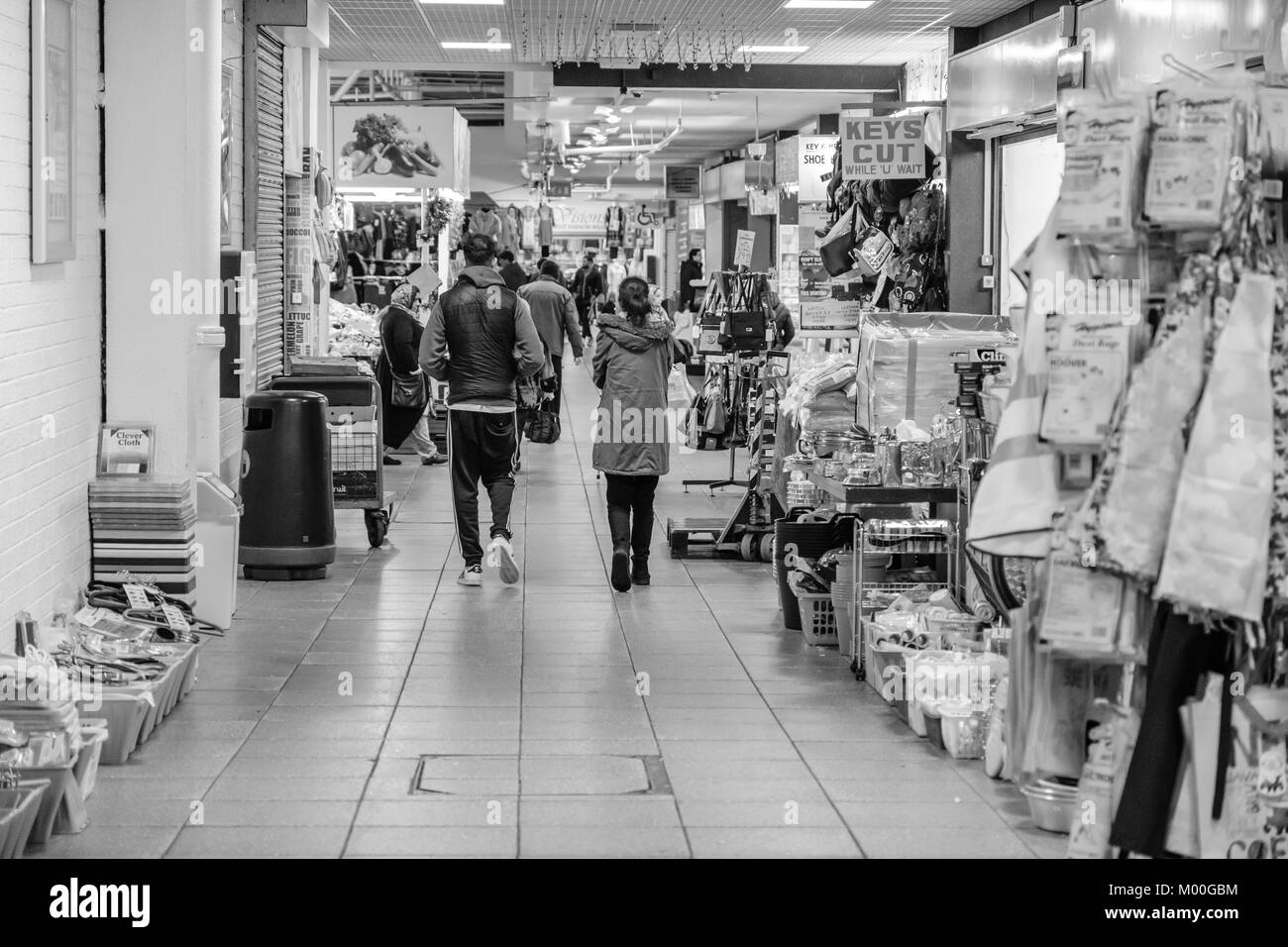 Les stalles et les acheteurs dans le centre commercial Oastler, John Street Market, Bradford, West Yorkshire, Angleterre. Banque D'Images
