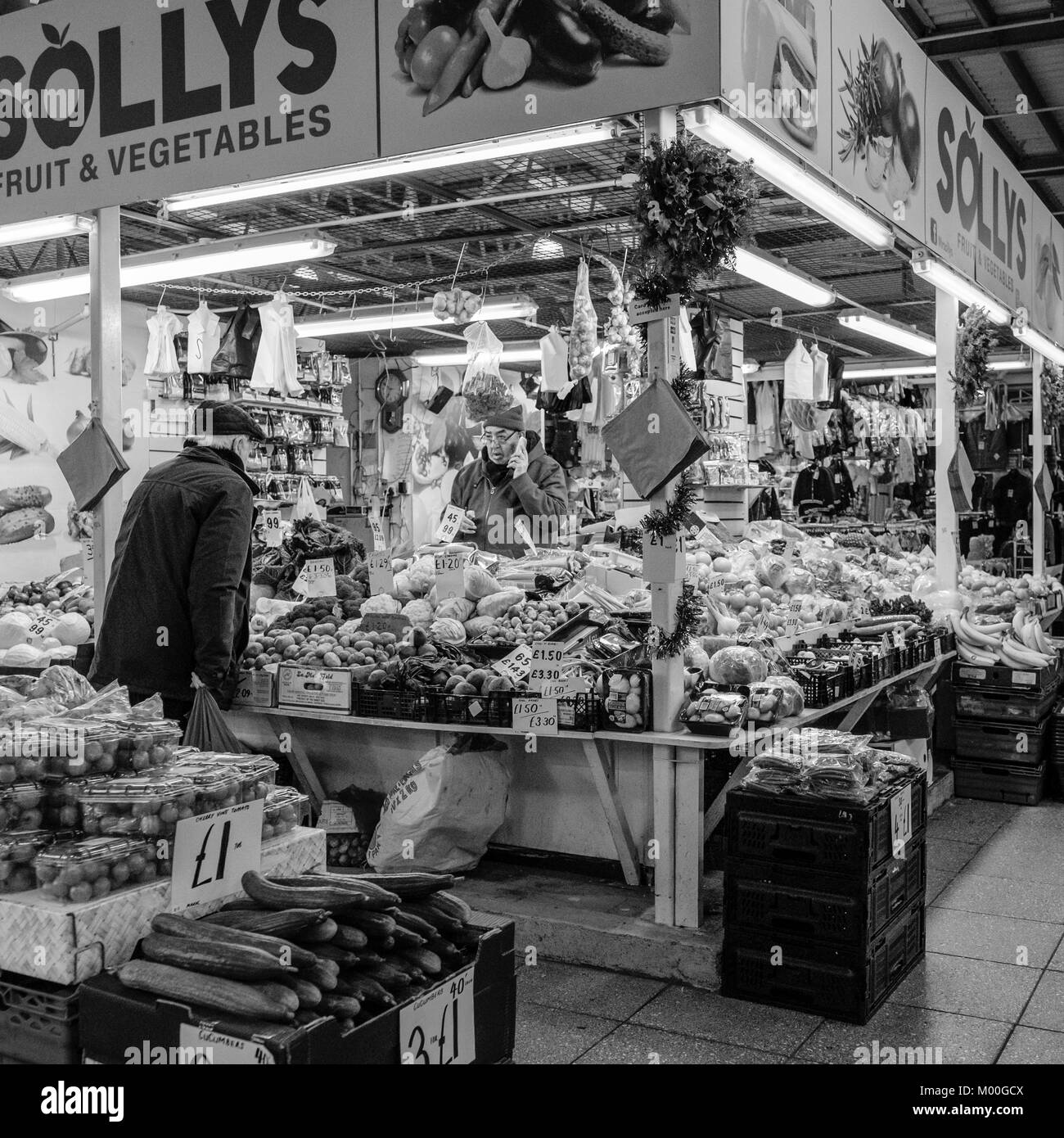 Les stalles et les acheteurs dans le centre commercial Oastler, John Street Market, Bradford, West Yorkshire, Angleterre. Banque D'Images