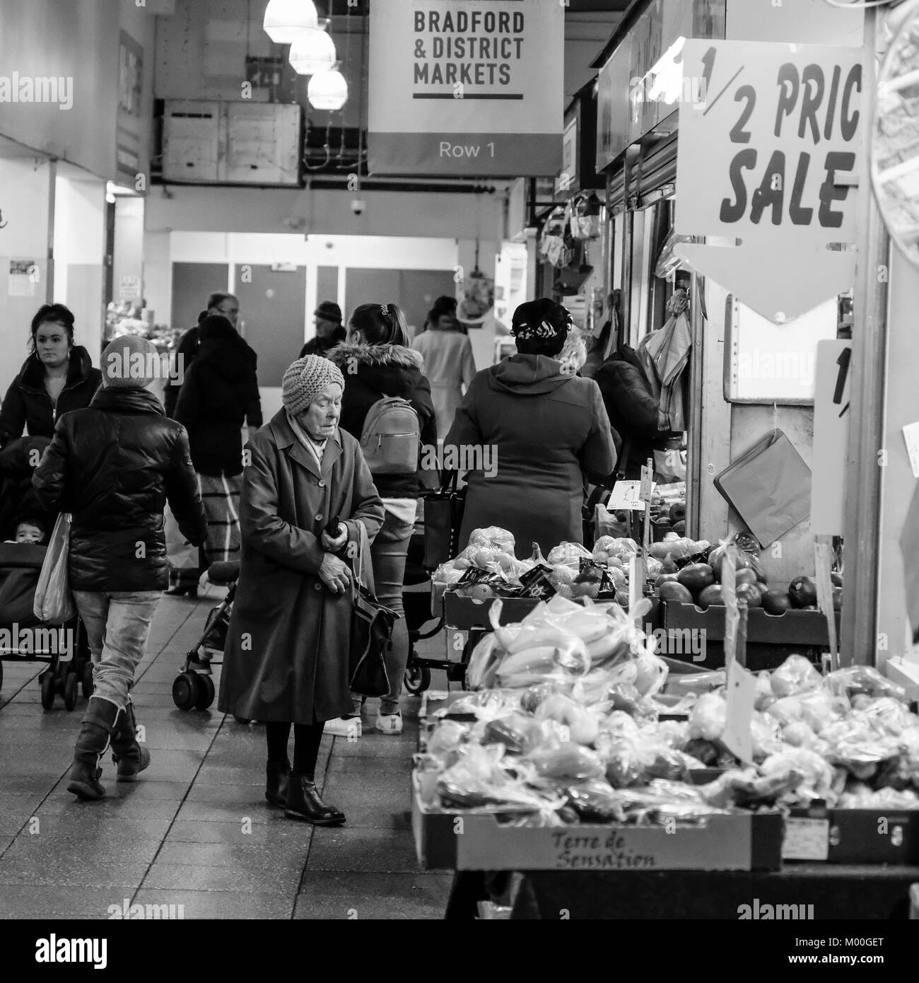 Les stalles et les acheteurs dans le centre commercial Oastler, John Street Market, Bradford, West Yorkshire, Angleterre. Banque D'Images