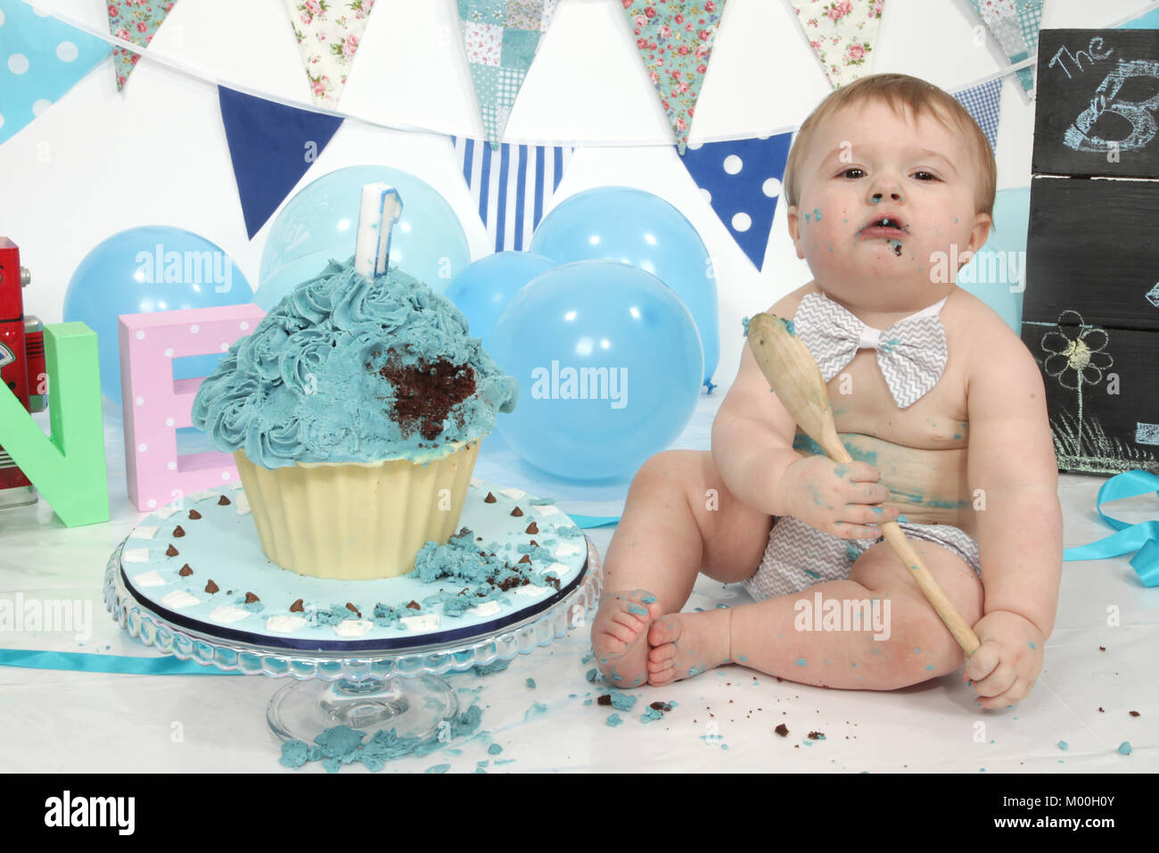 Baby Boy eating cake Banque D'Images