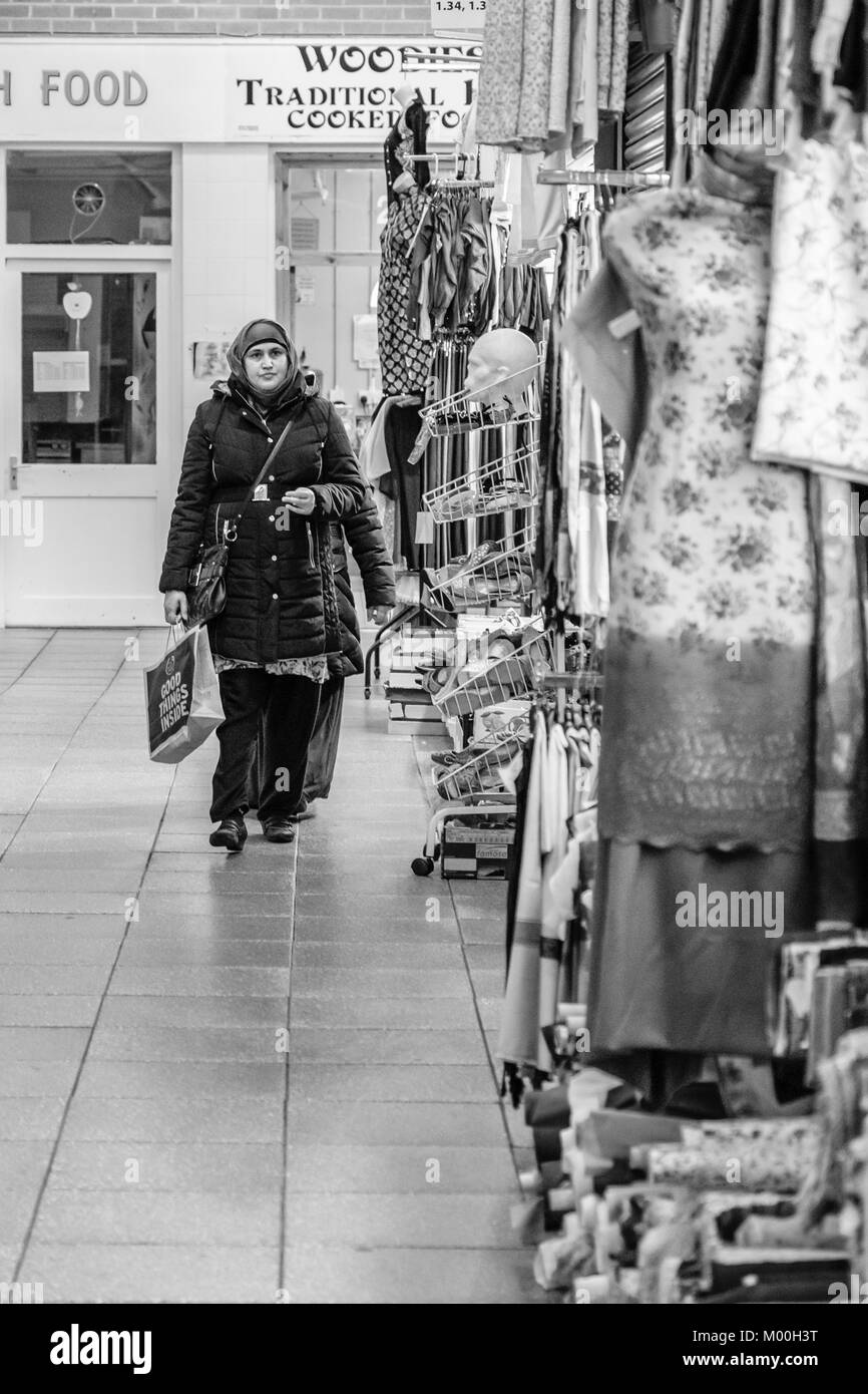Les stalles et les acheteurs dans le centre commercial Oastler, John Street Market, Bradford, West Yorkshire, Angleterre. Banque D'Images