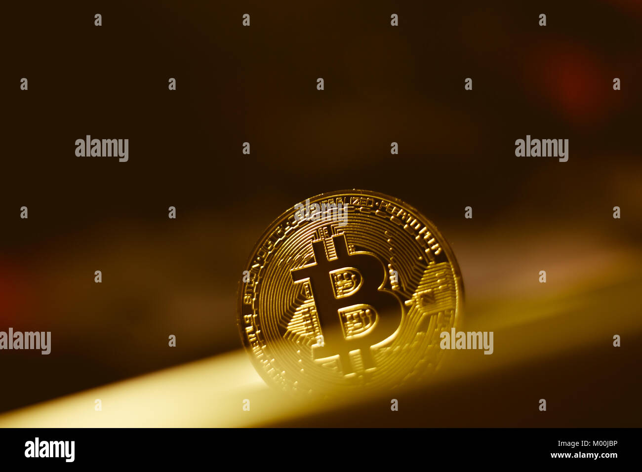 De l'or physique Cryptocurrency monnaie bitcoin sur fond rouge Banque D'Images