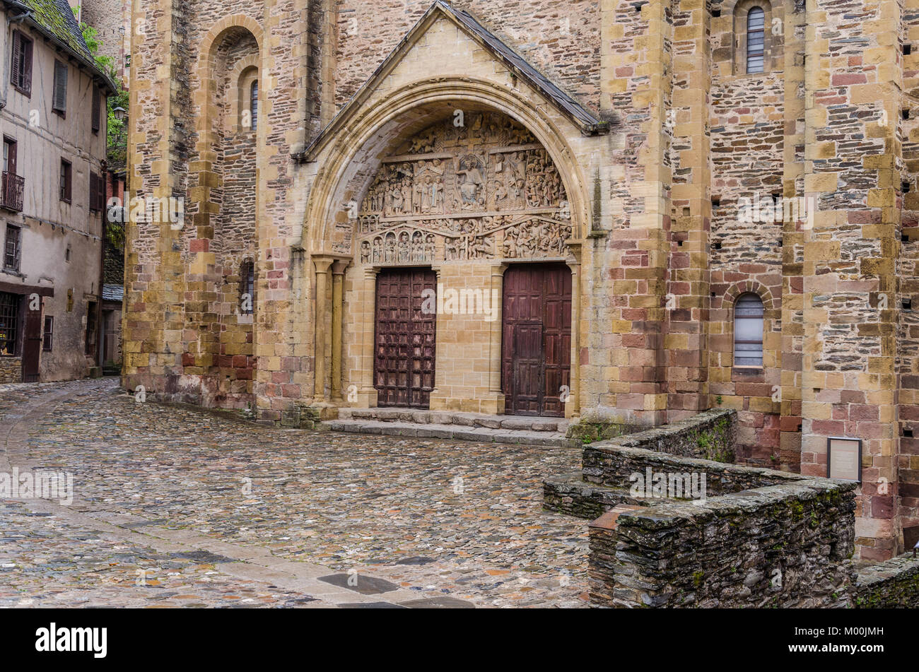 Façade principale de l'abbaye de Sainte Foy dans le village médiéval de Conques, dans la région française de l'Occitanie, est un arrêt régulier pour les pèlerins qui ma Banque D'Images