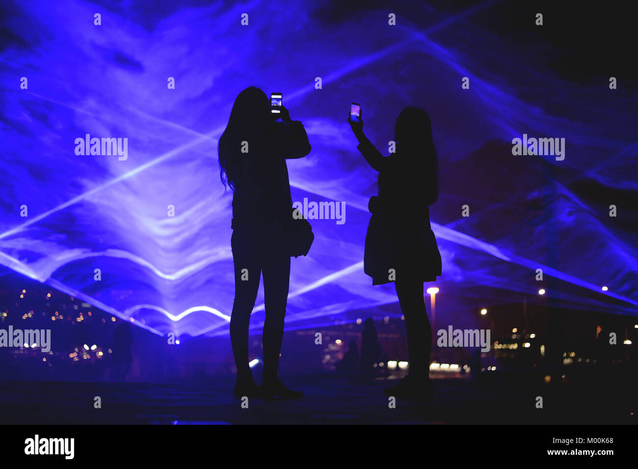 Les gens se penche sur Waterlicht par Daan Roosegaarde Granary Square à Londres pendant la lumiere festival lumière commandée par le maire de Londres Sadiq Khan et produit par l'artichaut. Banque D'Images