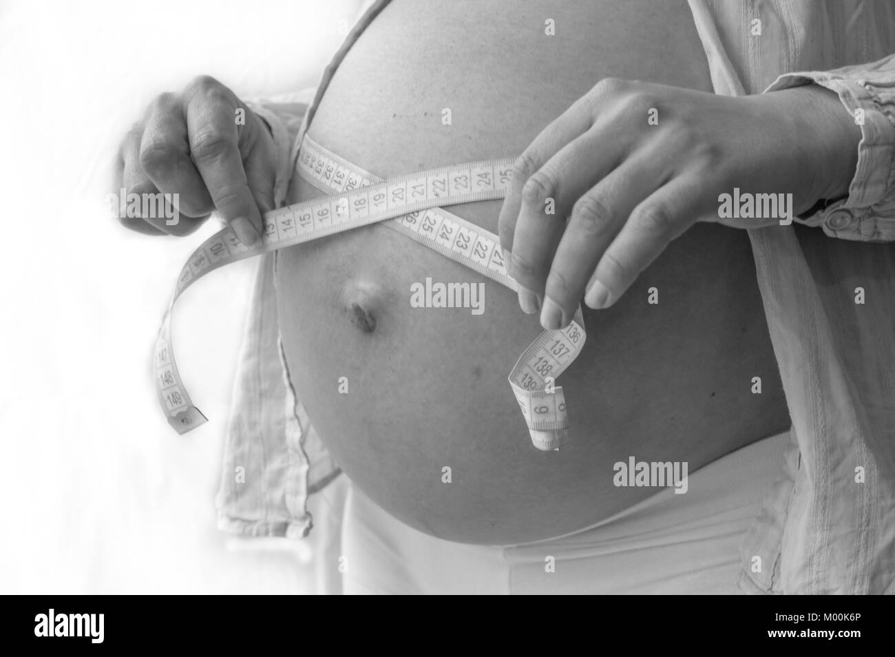 Mesurer Son Ventre De Femme Enceinte Banque Dimages Noir Et Blanc Alamy 0646