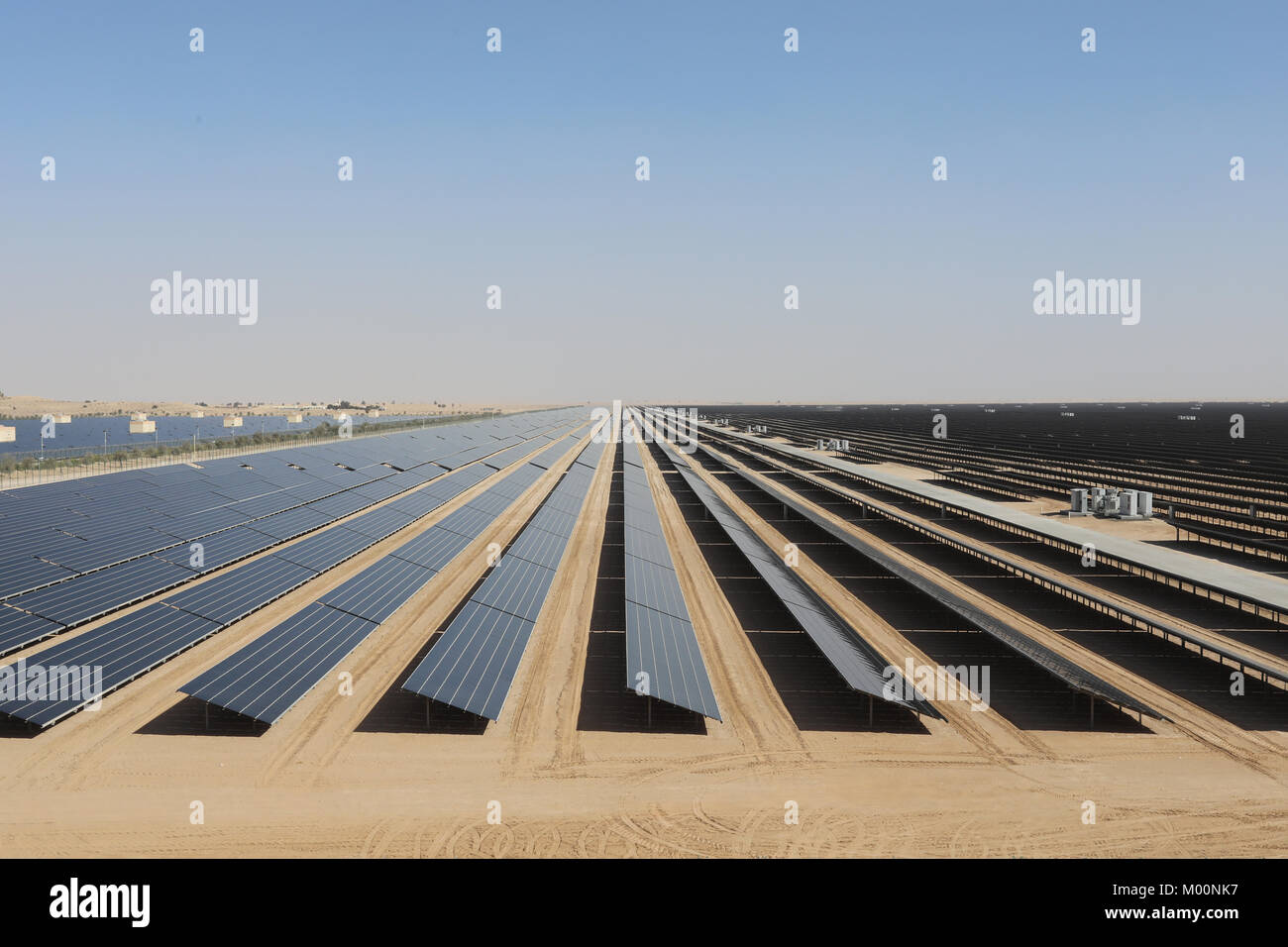 Dubaï, Émirats arabes unis, le 17 janvier 2018. Un champ de panneaux solaires photovoltaïques qui fait partie de la Fondation Mohammed bin Rashid parc solaire à Dubaï, Émirats arabes unis, le 17 janvier 2018. Credit : Dominic Dudley/Alamy Live News Banque D'Images
