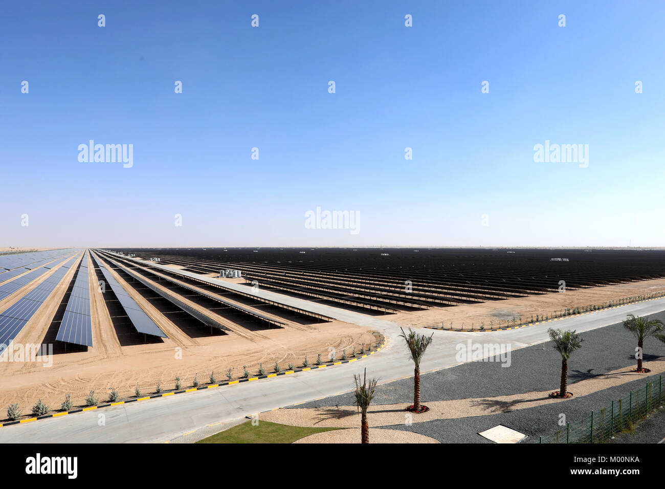 Dubaï, Émirats arabes unis, le 17 janvier 2018. Un champ de panneaux solaires photovoltaïques qui font partie de la Fondation Mohammed bin Rashid parc solaire à Dubaï, Émirats arabes unis, le 17 janvier 2018. Credit : Dominic Dudley/Alamy Live News Banque D'Images