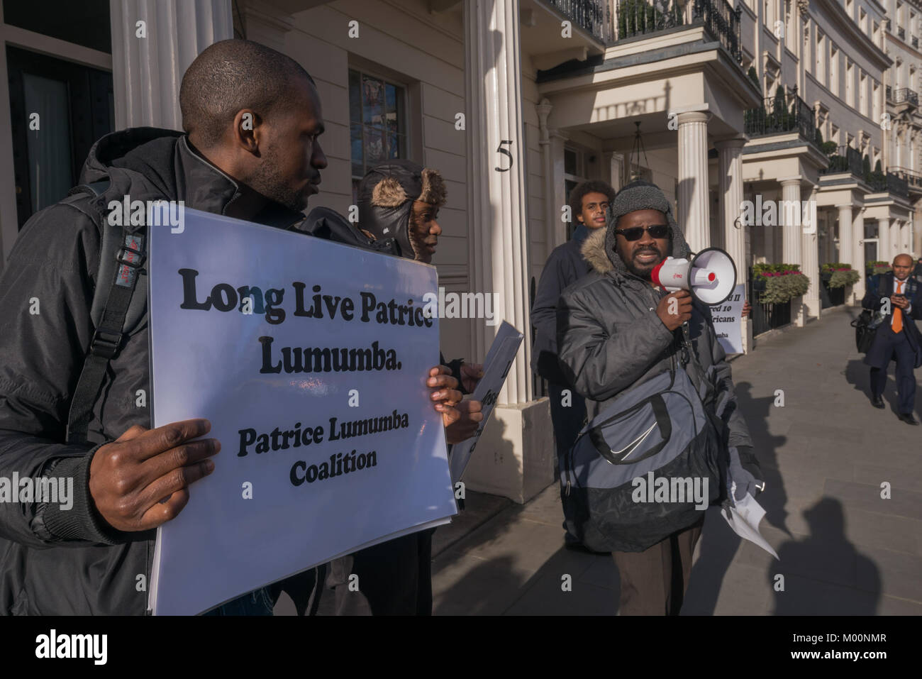 Londres, Royaume-Uni. 17 janvier 2018. Sur le 57e anniversaire de l'assassinat du premier Premier Ministre du Congo, Patrice Lumumba, une protestation de l'Internationale Socialiste africaine et la Coalition d'en face, Patrice Lumumba l'ambassade belge de rappeler les plus de 10 millions de Congolais tués depuis 1998, plus de vol de coltan, de cobalt et d'autres minéraux pour rendre les téléphones intelligents, les voitures électriques, etc et exigé la fin de l'appui militaire belge pour le régime Kabila en République démocratique du Congo. Credit : ZUMA Press, Inc./Alamy Live News Banque D'Images