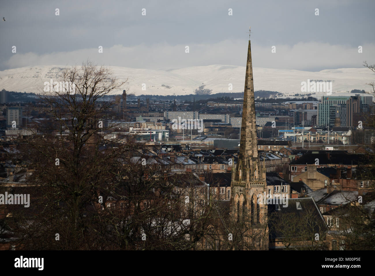 Glasgow, Ecosse, Royaume-Uni. 17 janvier, 2018. Vue sur Glasgow un harfang de Queen's Park à l'ouest en direction de l'Université de Glasgow et collines couvertes de neige. Crédit : Tony Clerkson/Alamy Live News Banque D'Images