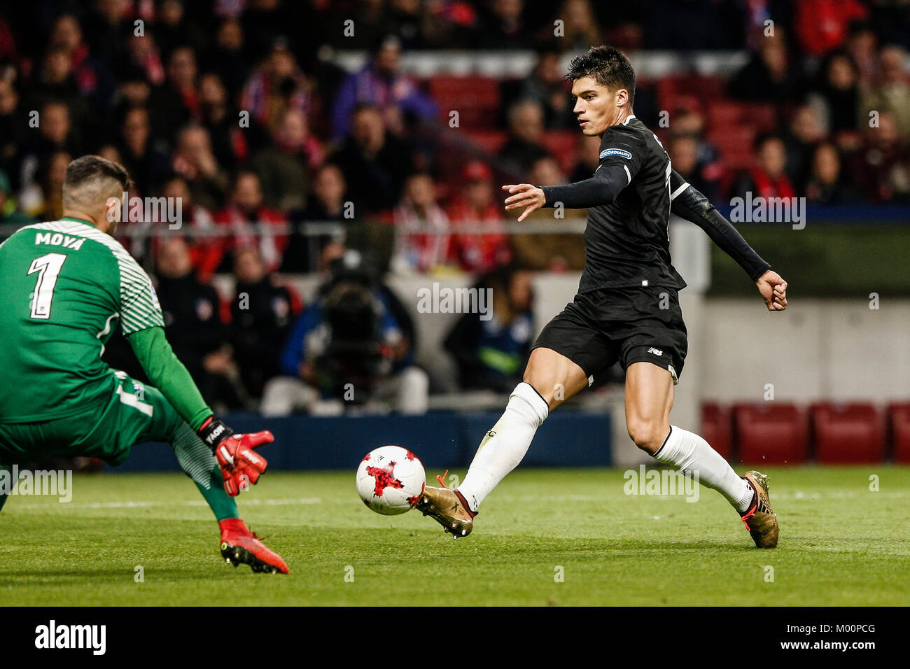 Miguel Angel Moya (Atletico de Madrid) contrôle la balle Luis Muriel (FC Séville), 4 Copa del Rey match entre l'Atletico de Madrid vs FC Séville au stade Wanda Metropolitano de Madrid, Espagne, le 17 janvier 2018. Más Información Gtres Crédit : Comuniación sur ligne, S.L./Alamy Live News Banque D'Images