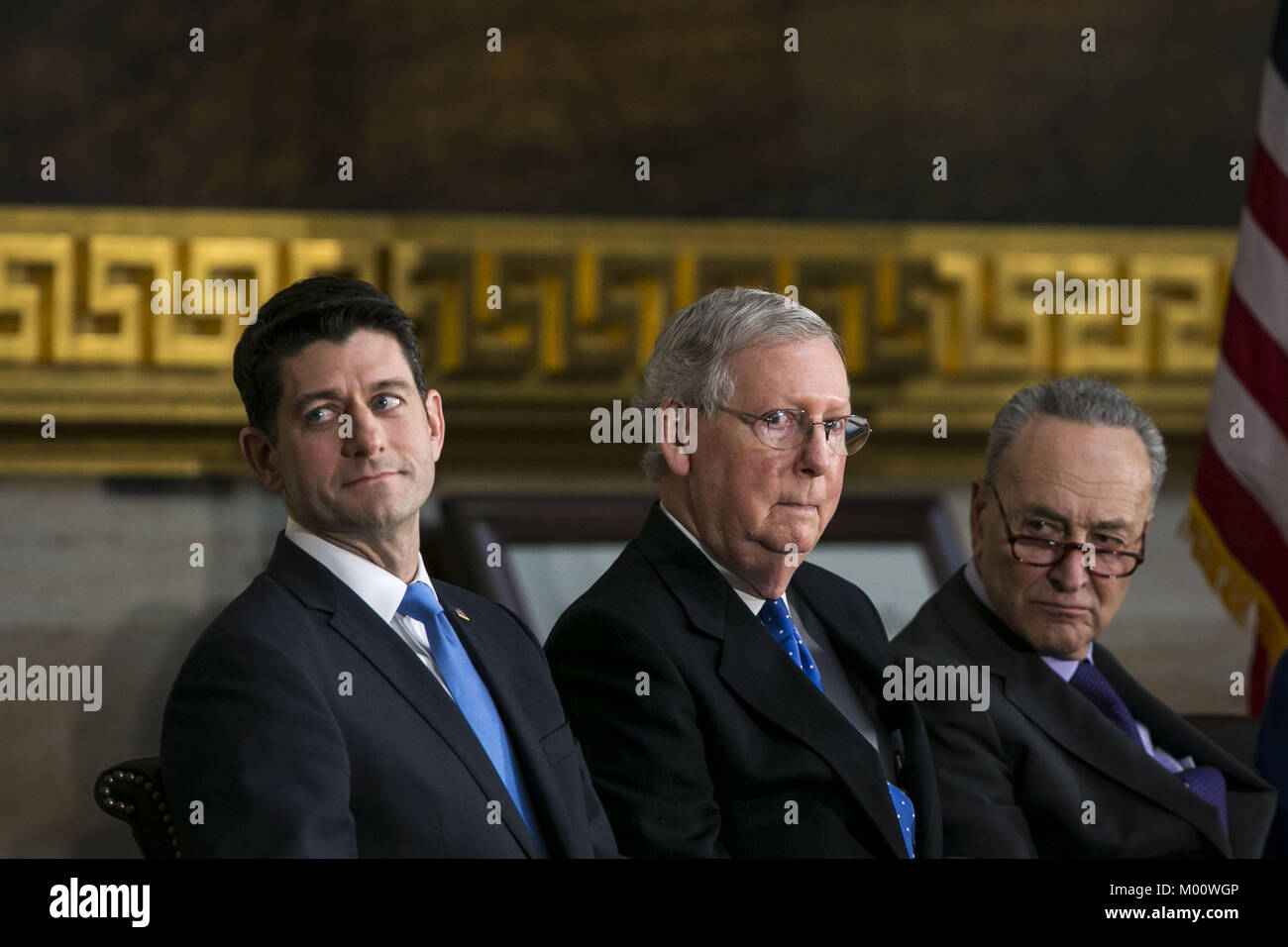 Washington, District de Columbia, Etats-Unis. 17 Jan, 2018. Le Président de la Chambre des représentants, Paul Ryan, un Républicain du Wisconsin, chef de la majorité au Sénat Mitch McConnell, républicain de l'Illinois, et le leader de l'opposition au Sénat Chuck Schumer, un démocrate de New York, assister à une cérémonie de remise de la médaille d'or du congrès pour l'ancien sénateur Bob Dole, à Washington, DC, États-Unis, le mercredi, Janvier 17, 2018. Photographe : Al Drago/Bloomberg.Crédit : Al Drago/Piscine via CNP Crédit : Al Drago/CNP/ZUMA/Alamy Fil Live News Banque D'Images