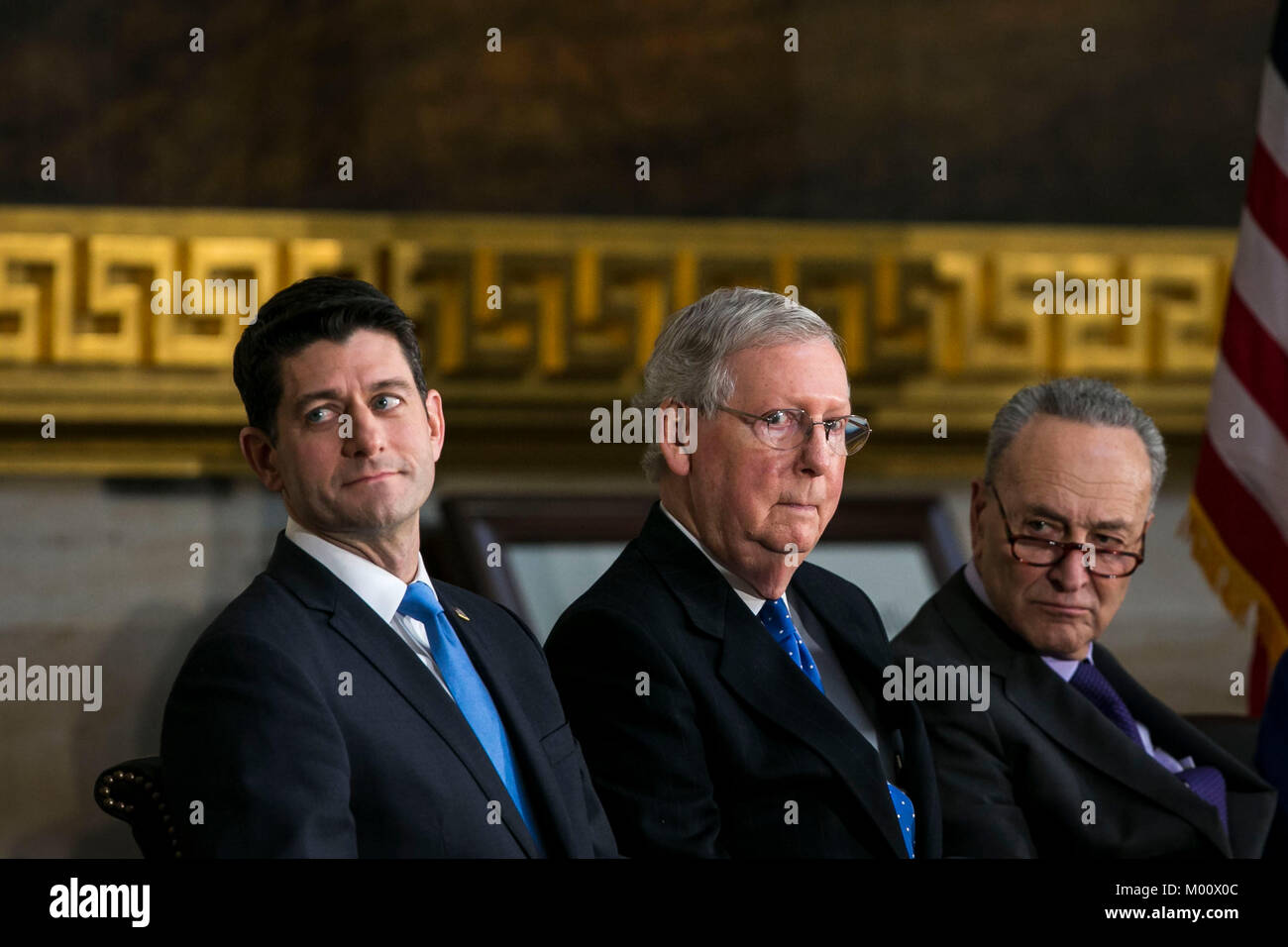 Washington DC, USA. 17 Jan, 2018. Le Président de la Chambre des représentants, Paul Ryan, un Républicain du Wisconsin, chef de la majorité au Sénat Mitch McConnell, républicain de l'Illinois, et le leader de l'opposition au Sénat Chuck Schumer, un démocrate de New York, assister à une cérémonie de remise de la médaille d'or du congrès pour l'ancien sénateur Bob Dole, à Washington, DC, États-Unis, le mercredi, Janvier 17, 2018. Credit : MediaPunch Inc/Alamy Live News Banque D'Images