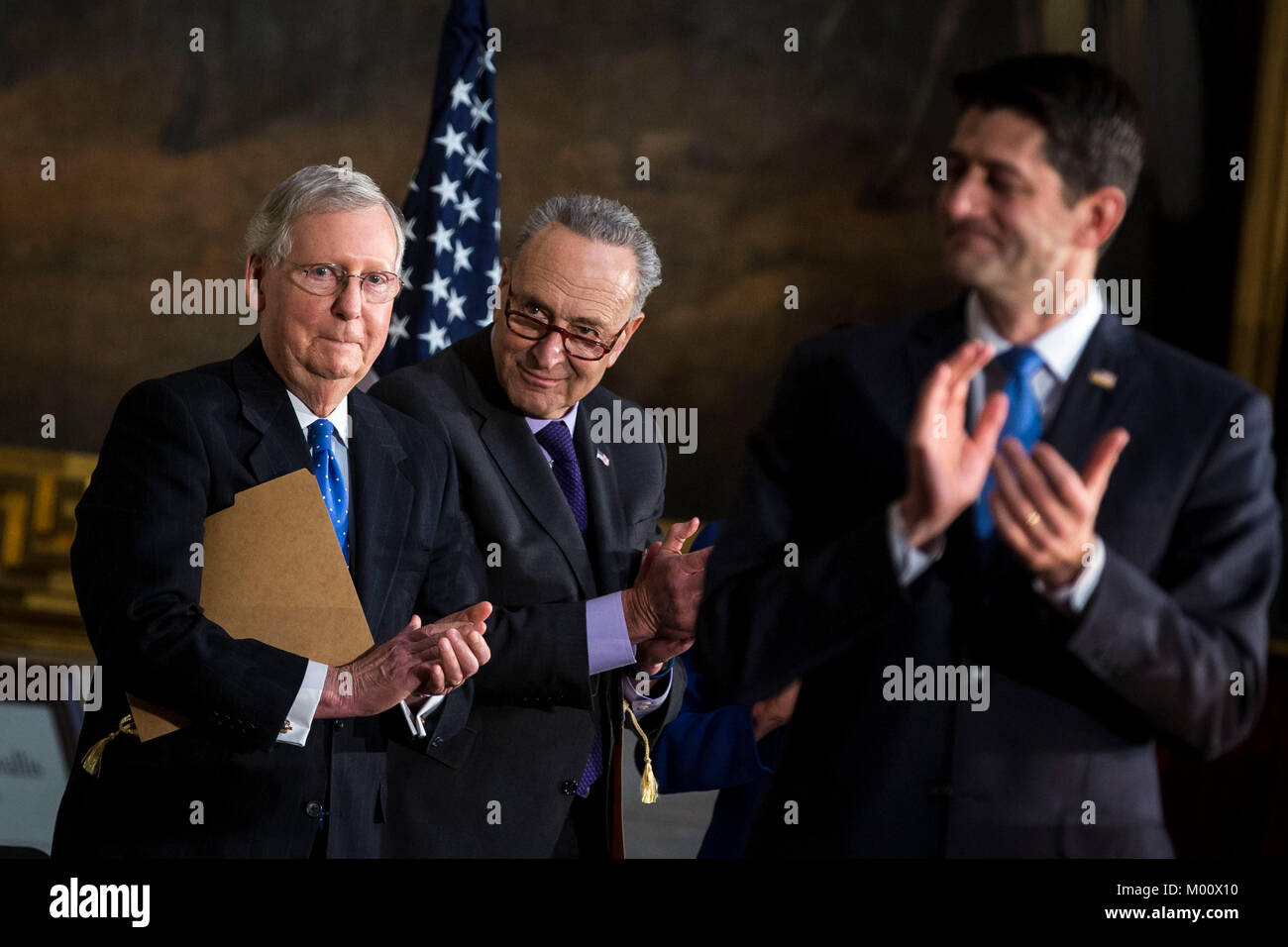 Washington DC, USA. 17 Jan, 2018. Le chef de la majorité au Sénat Mitch McConnell, républicain de l'Illinois, le leader de l'opposition au Sénat Chuck Schumer, un démocrate de New York, et le président de la Chambre des représentants, Paul Ryan, un Républicain du Wisconsin, applaudir lors d'une cérémonie de remise de la médaille d'or du congrès pour l'ancien sénateur Bob Dole, à Washington, DC, États-Unis, le mercredi, Janvier 17, 2018. Credit : MediaPunch Inc/Alamy Live News Banque D'Images