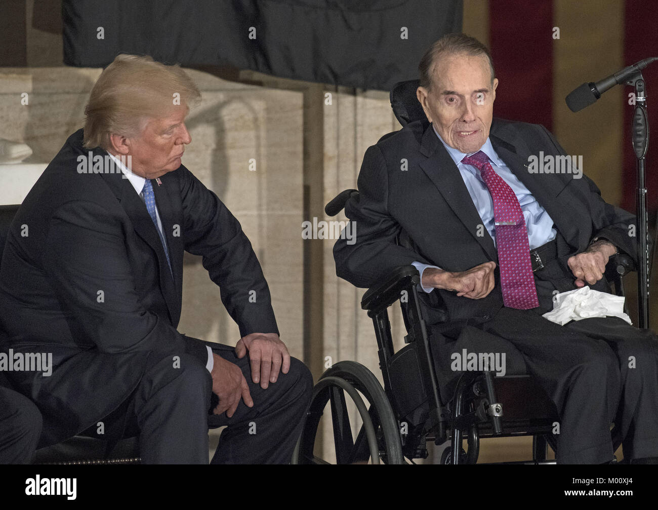 17 janvier 2018 - Washington, District de Columbia, États-Unis d'Amérique - l'ancien sénateur Bob Dole (républicain du Kansas), à droite, permet d'accepter les remarques Médaille d'or du Congrès en tant que Président américain Donald J. Trump, gauche, à l'écoute lors d'une cérémonie en son honneur dans la rotonde du Capitole le mercredi 17 janvier, 2017. Le congrès a commandé des médailles d'or comme sa plus haute expression de la gratitude pour les réalisations remarquables et les contributions. Dole a servi au Congrès de 1961 à 1996, était le leader du Sénat GOP de 1985 à 1996, et a été le 1996 Republi Banque D'Images