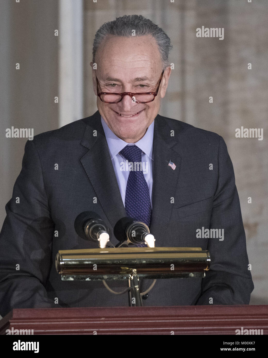 17 janvier 2018 - Washington, District de Columbia, États-Unis d'Amérique - Etats-Unis Le Leader de l'opposition au Sénat Chuck Schumer (démocrate de New York) rend le leadership allocution à l'occasion d'une médaille d'or du Congrès cérémonie à l'ancien sénateur Bob Dole (républicain du Kansas) qui a également été suivi par le président américain, Donald J. Trump dans la rotonde du Capitole le mercredi 17 janvier, 2017. Le congrès a commandé des médailles d'or comme sa plus haute expression de la gratitude pour les réalisations remarquables et les contributions. Dole a servi au Congrès de 1961 à 1996, a été le Sénat GOP Banque D'Images