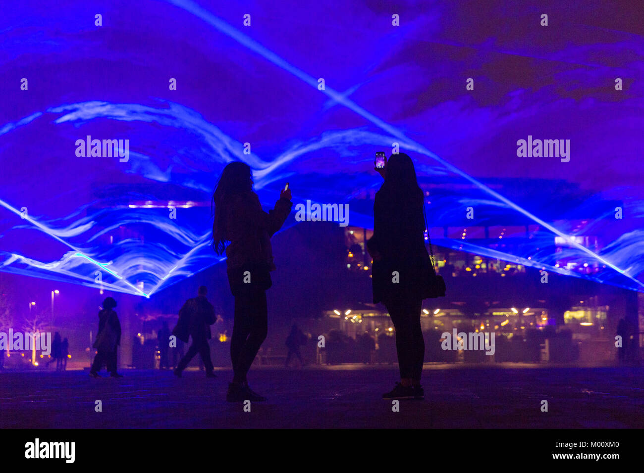 Londres, Royaume-Uni. 17 Jan 2018. Deux femmes prendre des clichés de l'Waterlicht installation interactive par Daan Roosegaarde, dans le grenier Square. Londres 2018 Lumiere Lights Festival. Londres lumiere est un festival de lumière qui présente un tableau des travaux d'art et des installations lumineuses à travers la capitale. Credit : Imageplotter News et Sports/Alamy Live News Banque D'Images