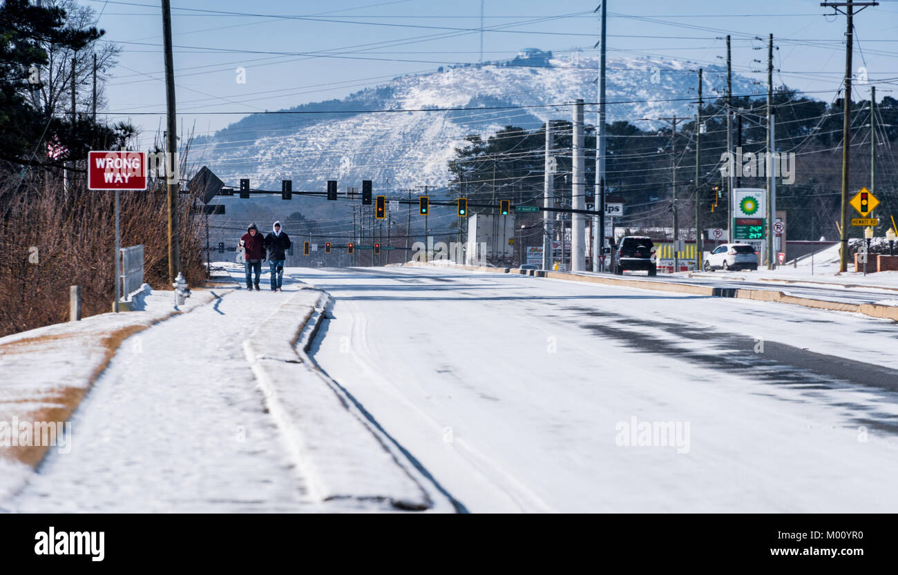 Métro d'Atlanta, USA. 17 Jan, 2018. Le trafic sur l'US Highway 78 vers Stone Mountain à Atlanta, la Géorgie est inhabituellement léger avec les routes couvertes de neige et un refroidissement éolien au-dessous de zéro. Credit : Allen Creative/Steve Allen/Alamy Live News Banque D'Images