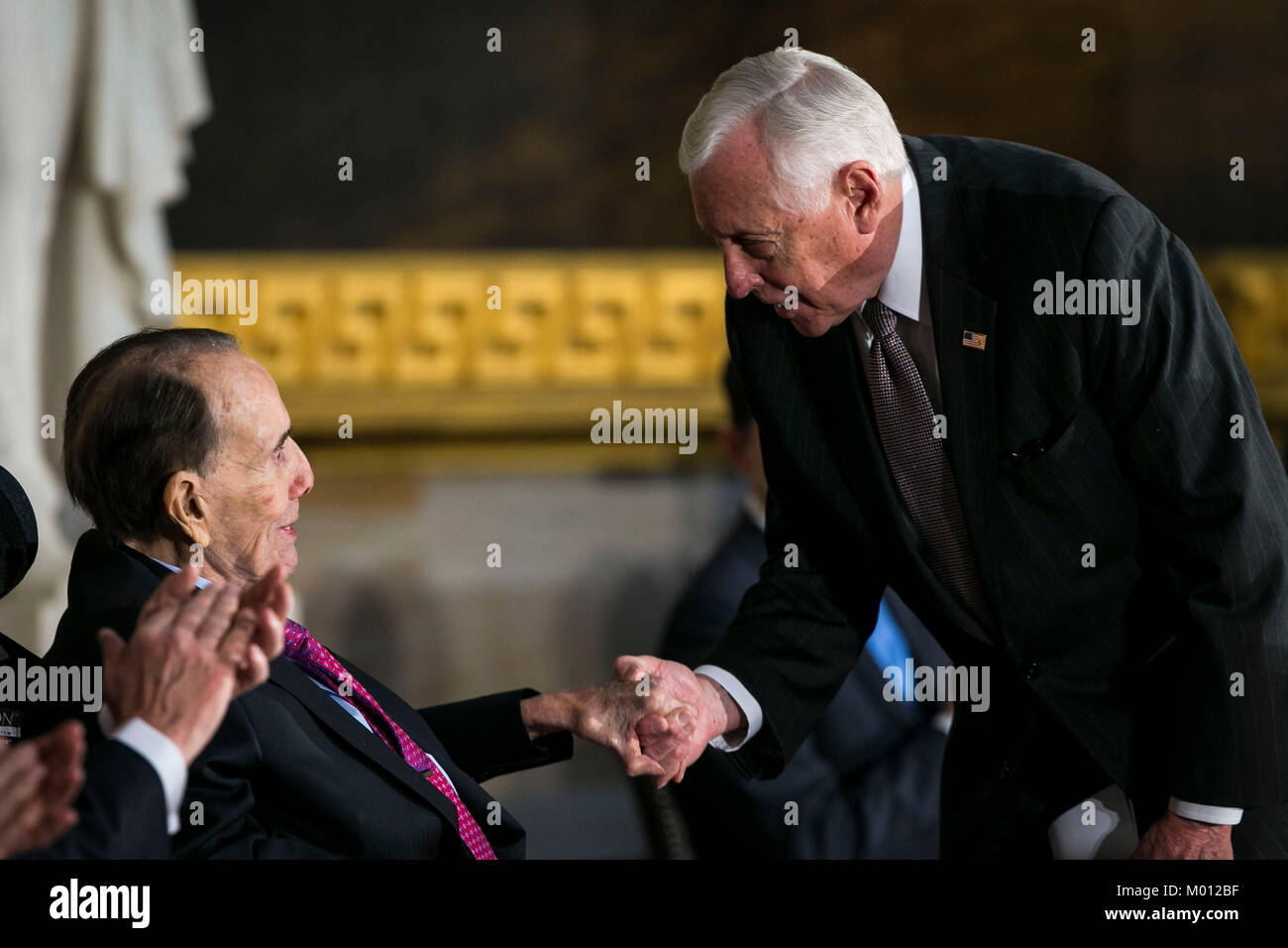 Chambre Whip minoritaire Steny Hoyer, un démocrate du Maryland, accueille l'ancien sénateur Bob Dole, au cours d'une cérémonie de remise de la médaille d'or du congrès pour Dole, au Capitole, à Washington, D.C., États-Unis, le mercredi, Janvier 17, 2018. Photographe : Al Drago/Bloomberg Crédit : Al Drago / Piscine via CNP - AUCUN FIL SERVICE - Photo : Al Drago/consolidé Nouvelles Photos/Al Drago - Piscine via CNP Banque D'Images