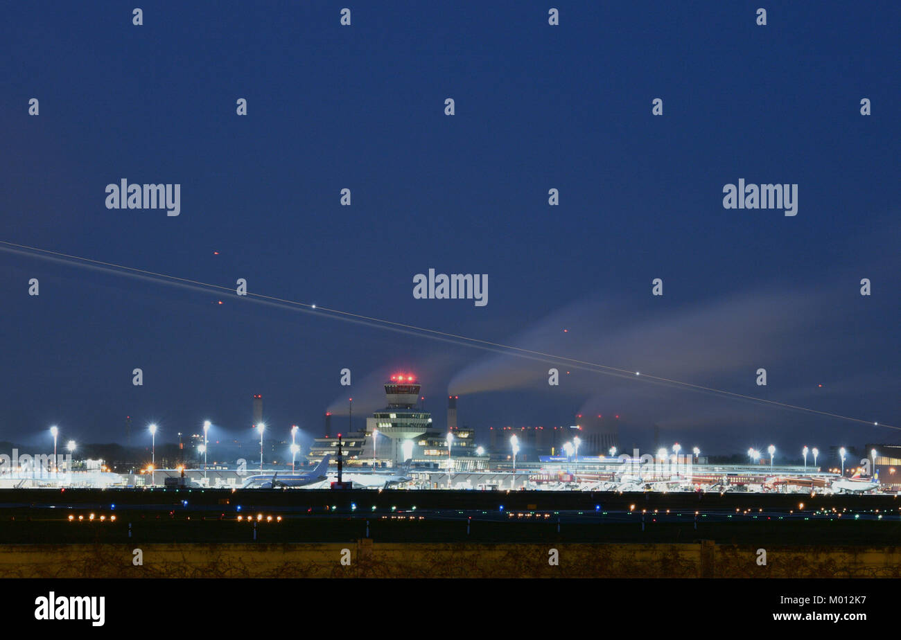 Berlin, Allemagne. 18 janvier, 2018. Un avion atterrit à l'aéroport de Tegel en début de matinée de Berlin, Allemagne, 18 janvier 2018. Le service météorologique allemand (DWD) a publié un avertissement de coups de vent avec une vitesse jusqu'à 115 k/h dans de nombreuses parties de l'Allemagne. La dépression profonde 'Frederike' vous balayez-du-Nord-Westphalie à grands traits l'itinérance avant vers le sud de la Basse-Saxe et Hesse du Nord, Thurningia, ainsi que le land de Saxe-Anhalt. Crédit : Paul Zinken/dpa/Alamy Live News Banque D'Images