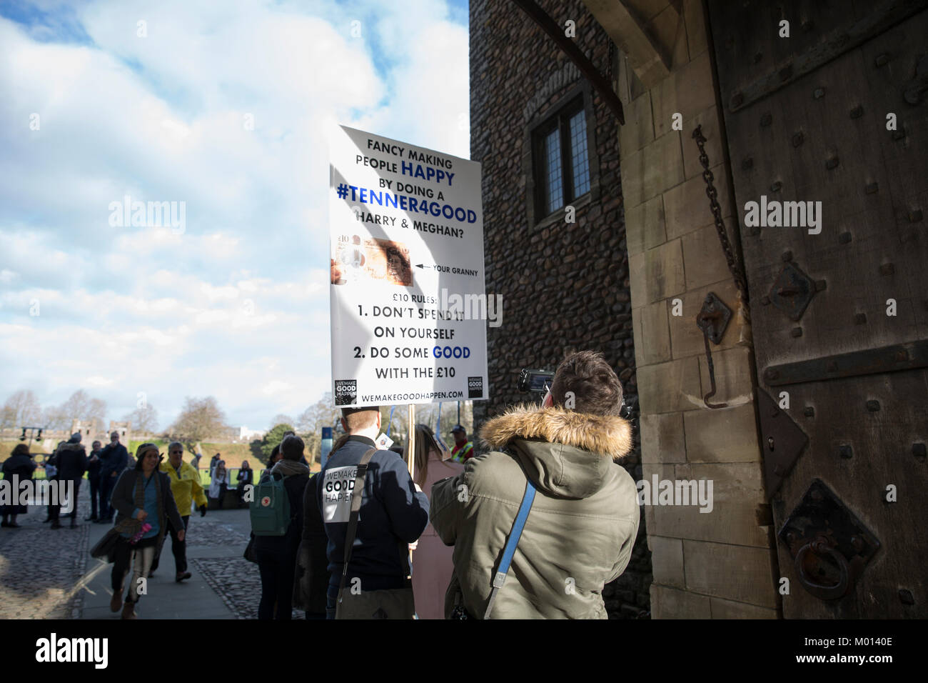 Cardiff, Wales, UK. 18 janvier, 2018. Fans excités arrivent avec des bannières et des signes tels qu'ils attendent l'arrivée de prince Harry et Mme Meghan Markle comme ils visitent le château de Cardiff. Credit : Sian Reekie/Alamy Live News Banque D'Images