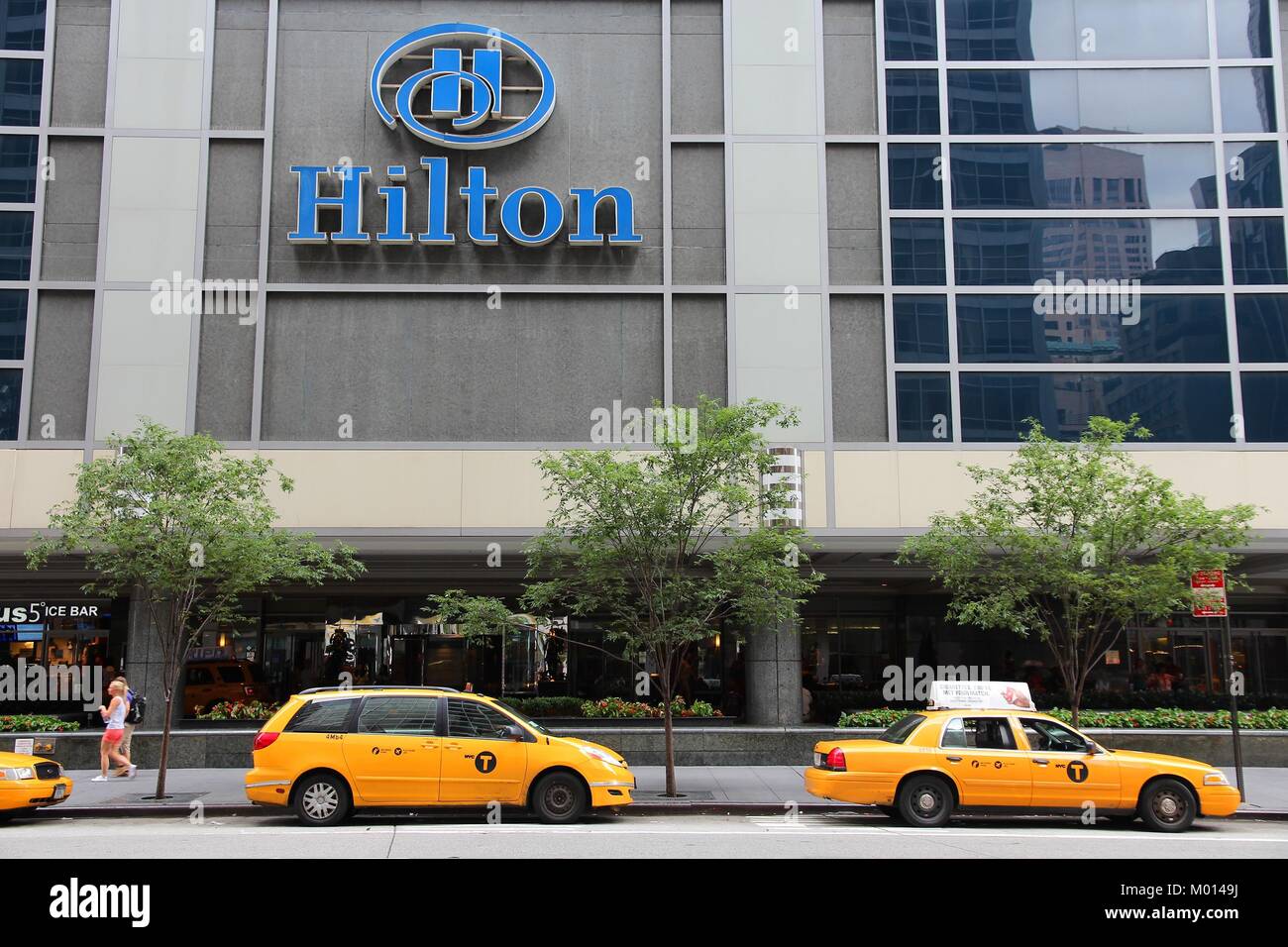 NEW YORK - 4 juillet : Les gens passent devant l'hôtel Hilton à la 6e Avenue, le 4 juillet 2013 à New York. Hilton est la 38e plus grande compagnie privée dans l'Organisation des Banque D'Images