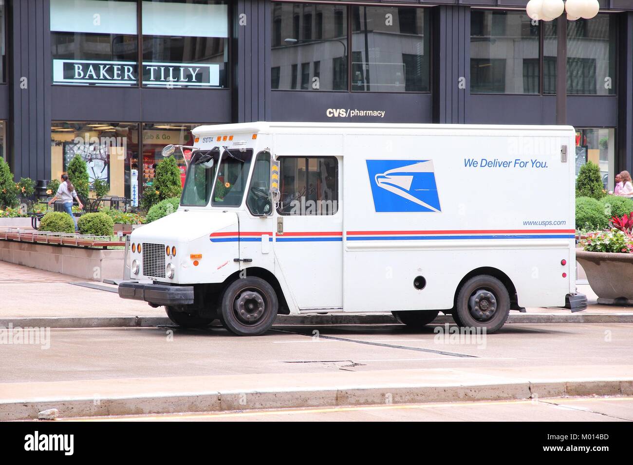 CHICAGO - le 26 juin : Les gens passent devant le US Postal Service chariot le 26 juin 2013 à Chicago. USPS est l'exploitant de la plus grande flotte de véhicules civils Banque D'Images