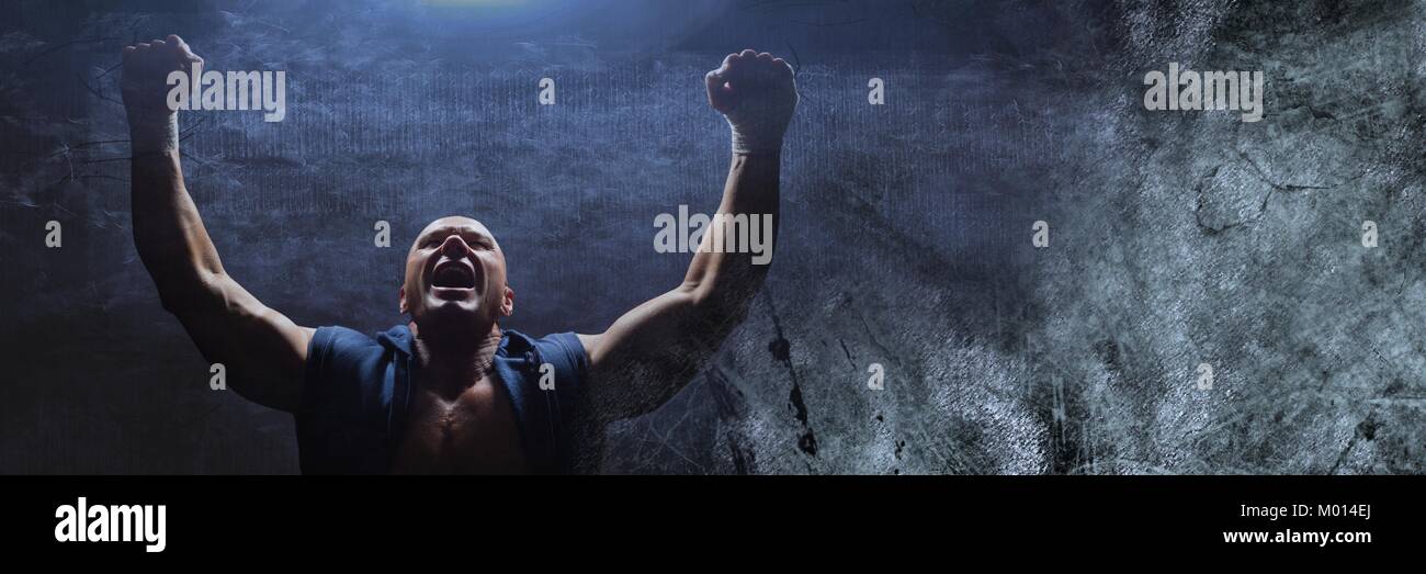 Boxer Homme fort de célébrer avec lumière bleue Banque D'Images