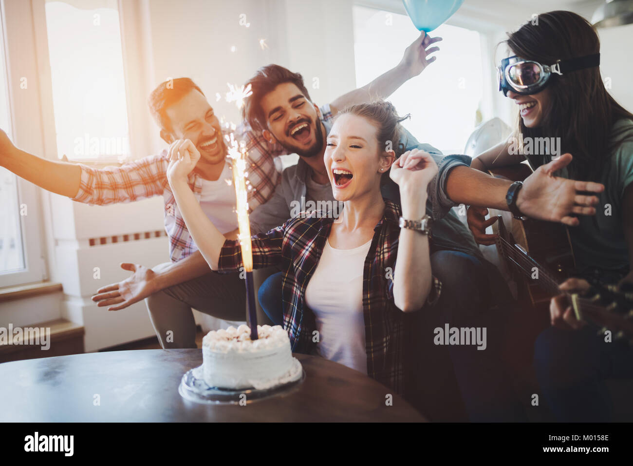 Jeune Groupe de happy friends celebrating birthday Banque D'Images
