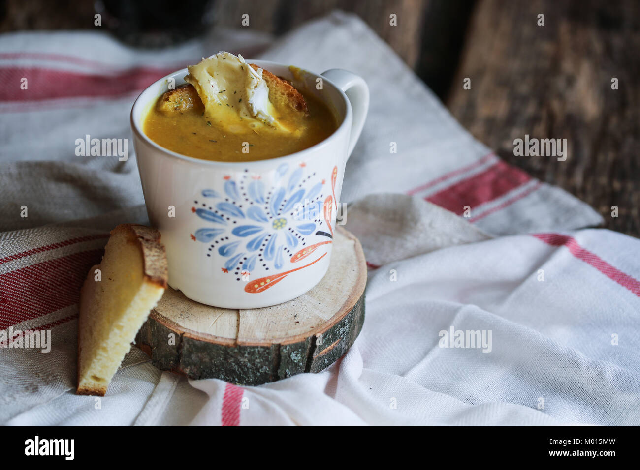 Le fenouil, la citrouille et la soupe aux lentilles avec le curcuma. Banque D'Images