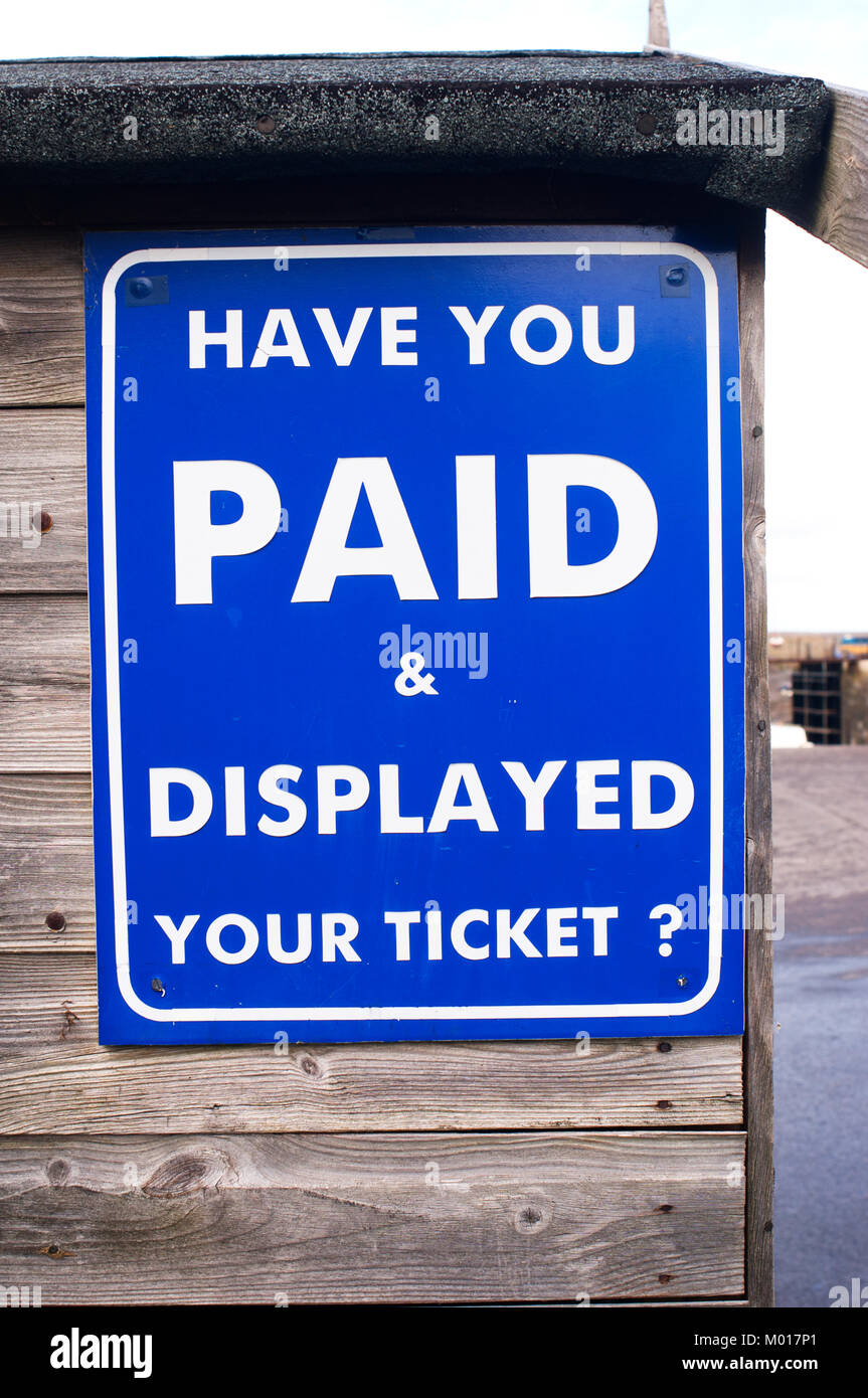 Avez-vous payé et affiché parking sign rappelant aux automobilistes d'acheter un ticket de parking - John Gollop Banque D'Images