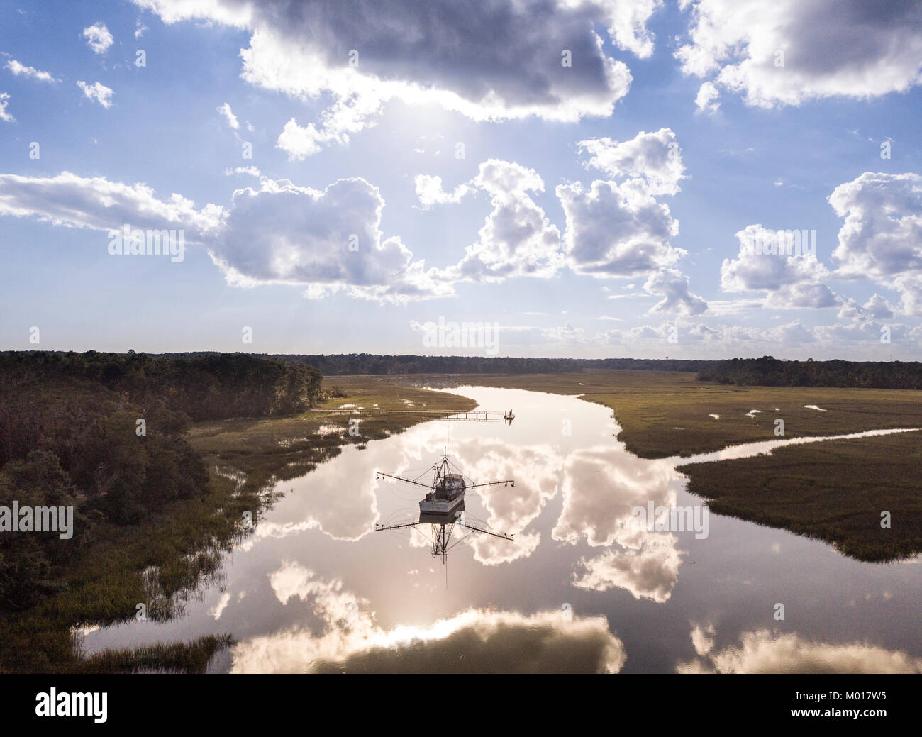 Paysage côtier avec bateau de pêche en Caroline du Sud Banque D'Images