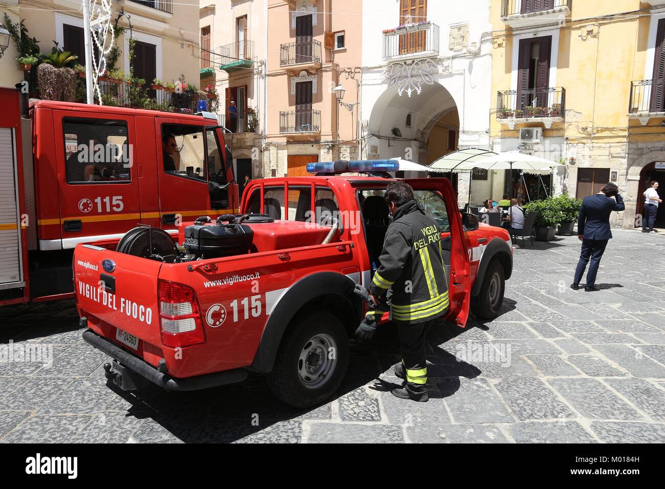 BARI, ITALIE - 28 MAI 2017 : Les pompiers travaillent à Bari, Italie. Il y a environ 30 000 soldats du feu en italien Vigili del Fuoco. Banque D'Images
