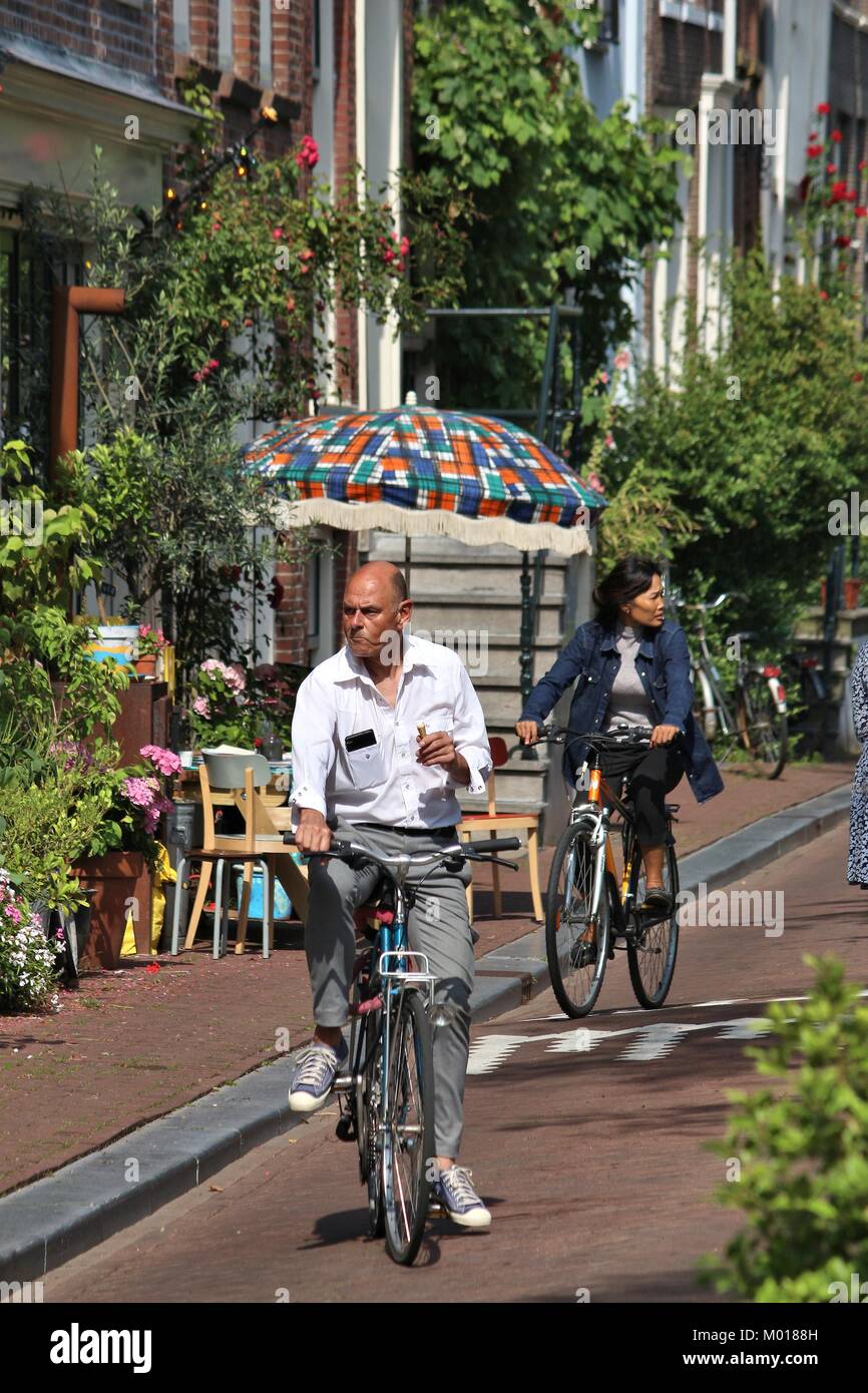AMSTERDAM, Pays-Bas - le 7 juillet 2017 : personne monte un vélo avec un  enfant à Amsterdam, Pays-Bas. Il y a plus de 13 millions de vélos dans le  Neth Photo Stock - Alamy